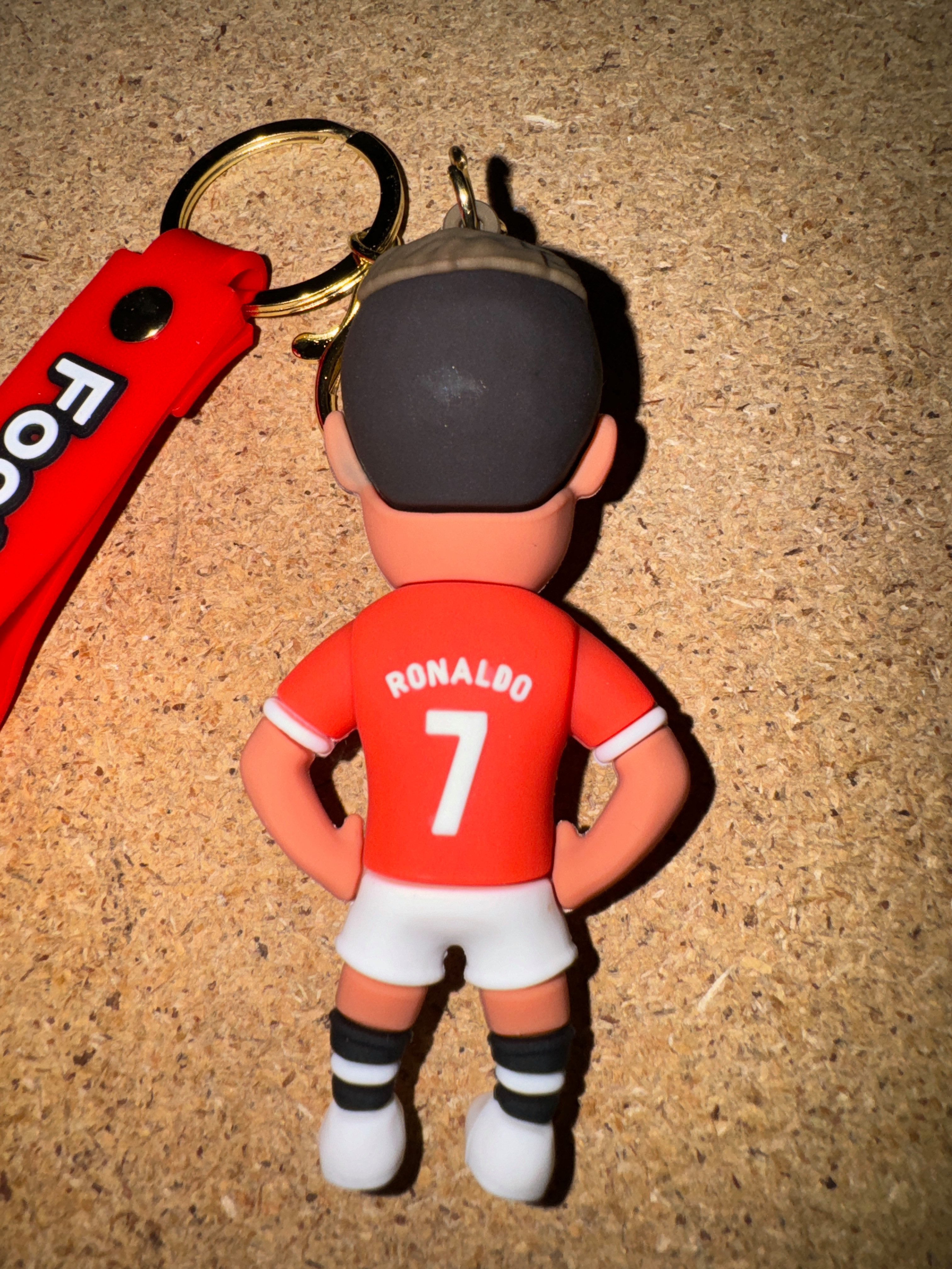 Stelby Schlüsselanhänger Cristiano Ronaldo Schlüsselanhänger 3D Gummi (Manchester United Trikot), Strapazierfähiges & flexibles Material für langlebige Nutzung – Bild 4 von 5