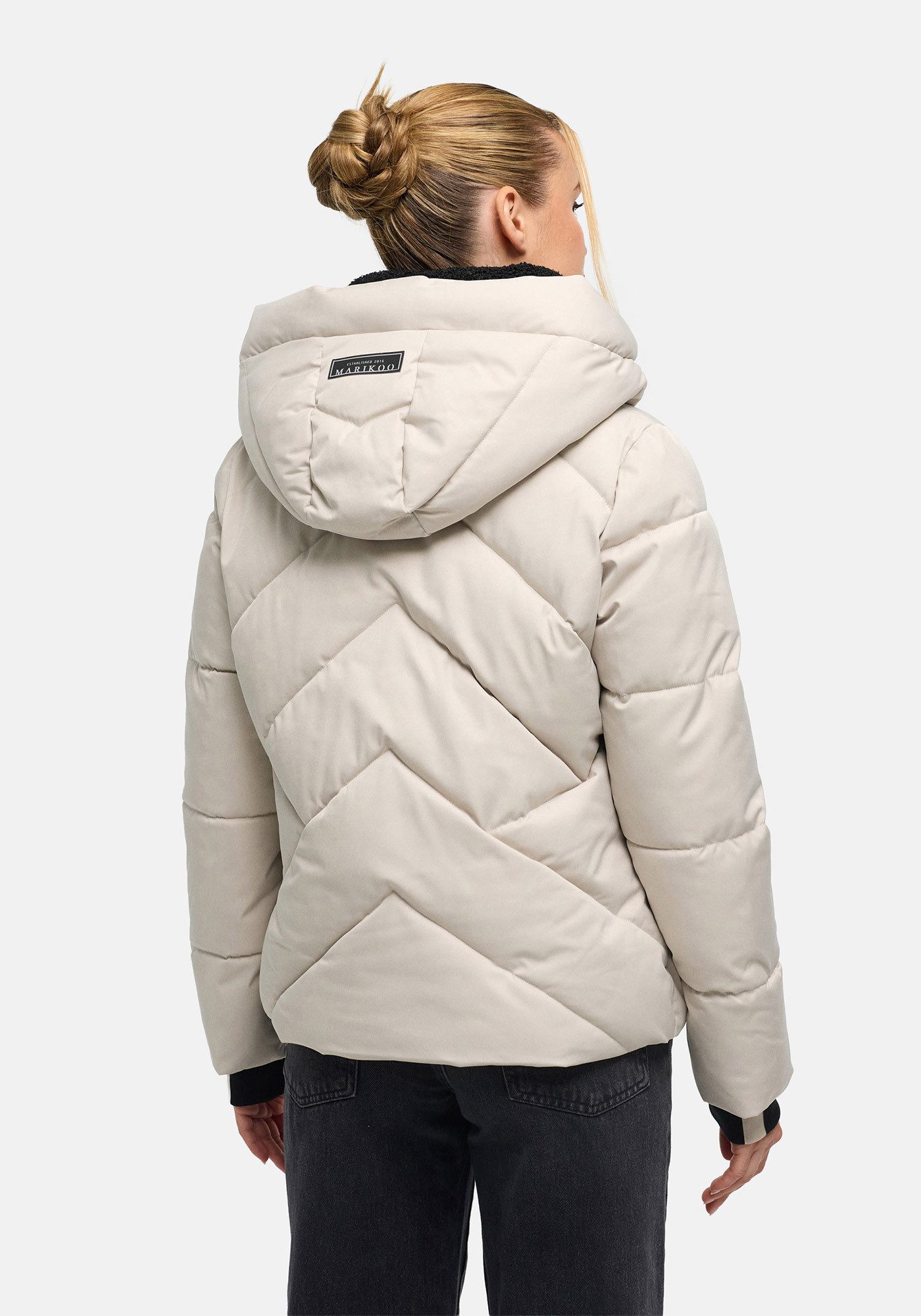 Marikoo Winterjacke Shinamii Kurze Steppjacke mit Kapuze und diagonalem Steppmuster – Bild 4 von 5