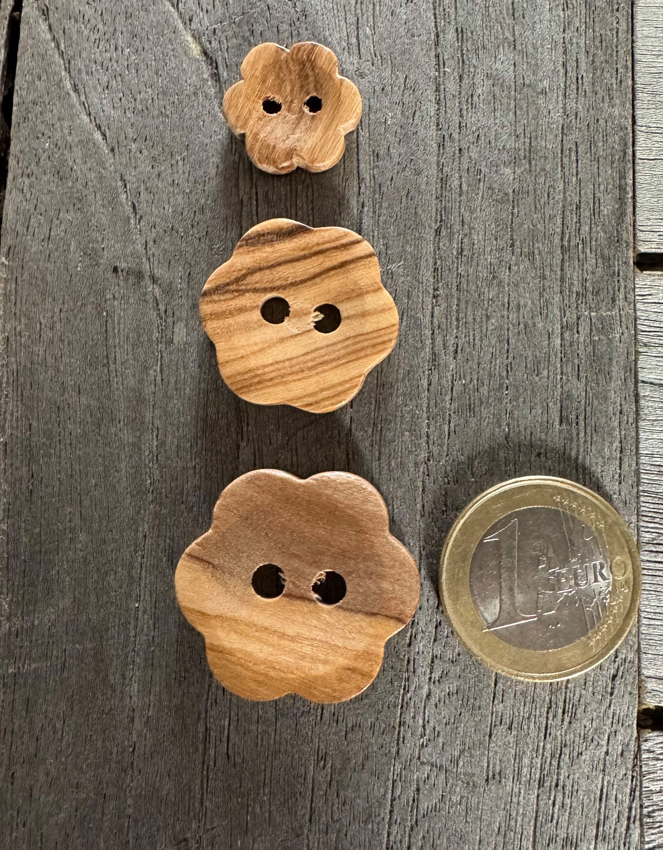 Hartmann-Knöpfe Knopf 10 Stück Holzknöpfe aus echtem OlivenHolz in BlütenForm