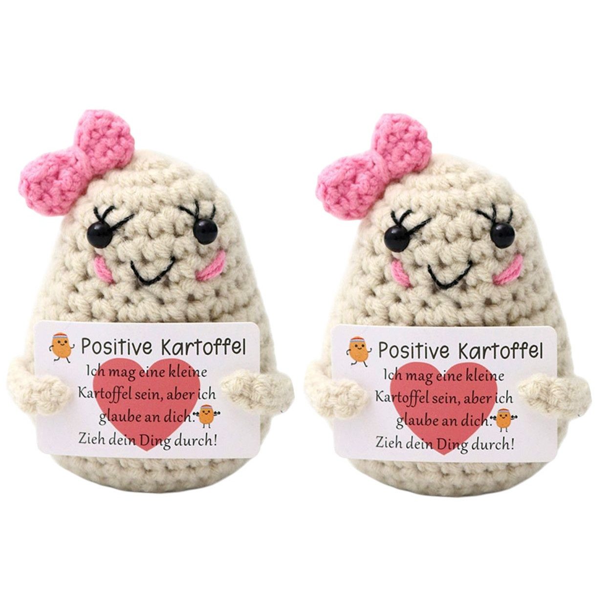 KARMA Kuscheltier 2er Set Positive Kartoffel gehäkelt Mini Dekofigur mit Spruch (Motivationskartoffel zum Aufstellen Handmade Look), 5,5 x 7 cm Lustige Geschenkidee für Freunde, Kollegen, Büro, Schule