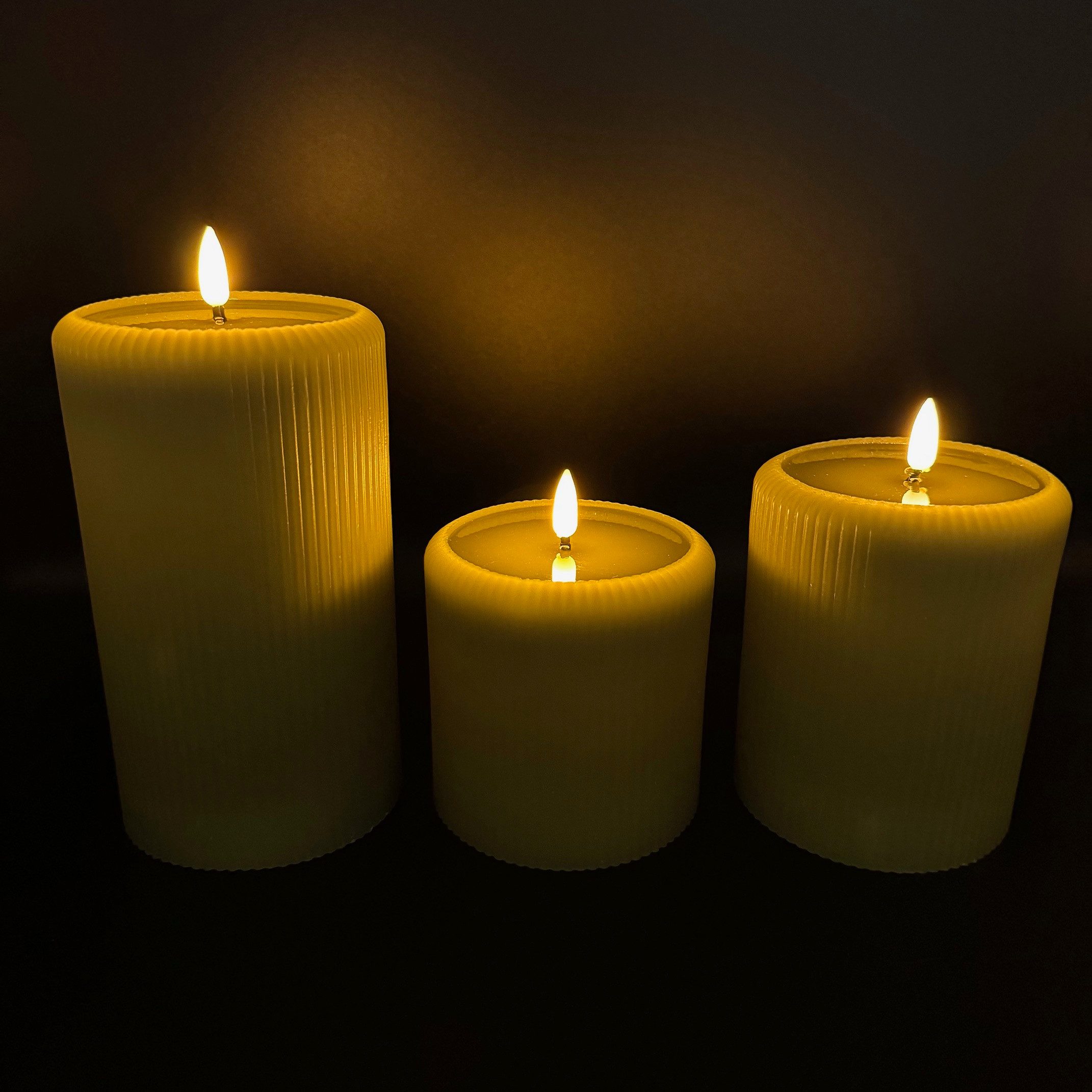 Online-Fuchs LED-Kerze 3 moderne LED Stumpenkerzen XL mit spiegelnder Flamme und Timer (aus Echtwachs gefertigt, in Grün, Grau, Blau und Pflaume), im modernen Rillendesign gehalten