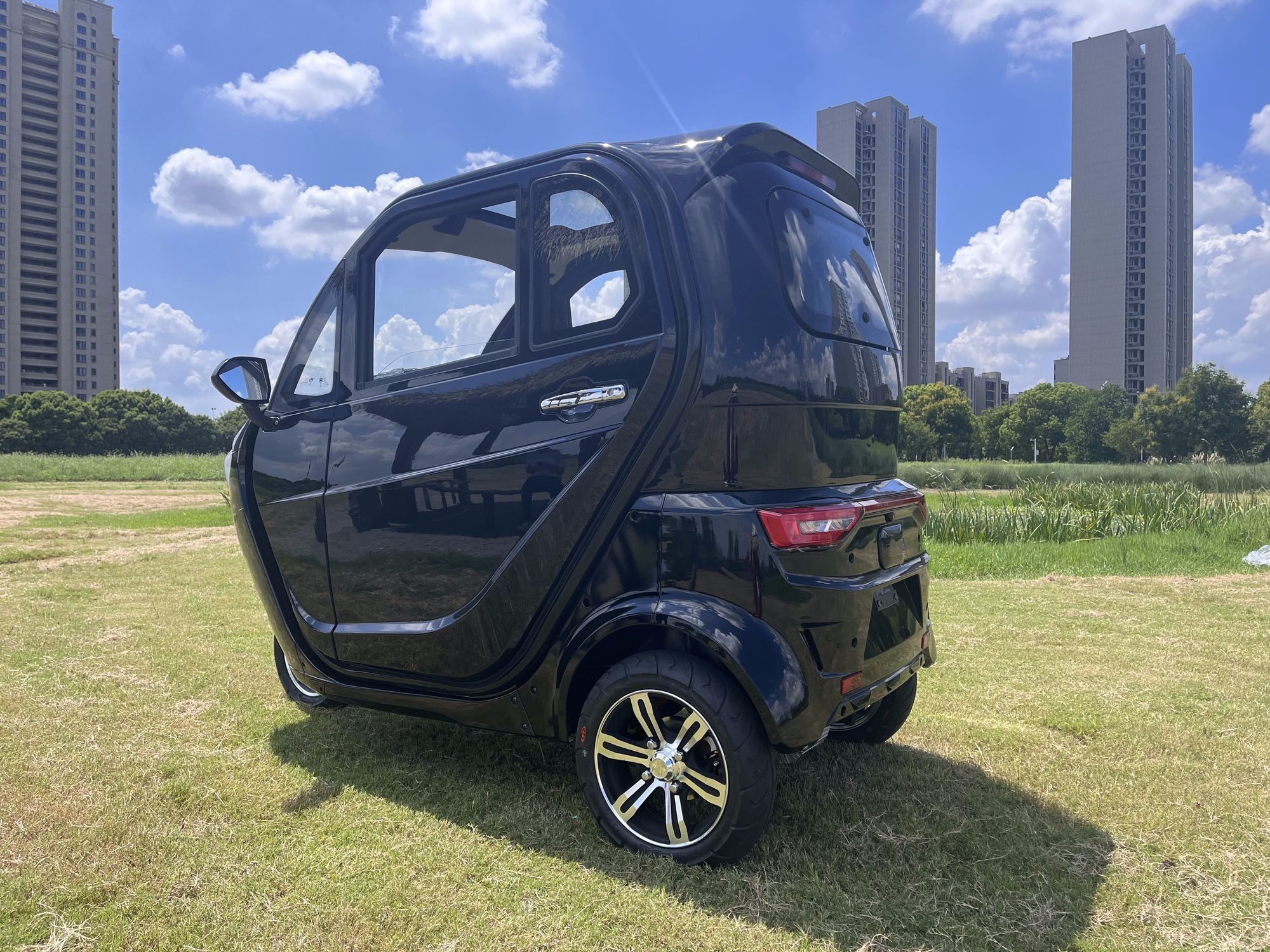 Urban Hopper E-Motorroller Urban Hopper Cabin Plus Dreirad Elektro Kabinenroller 3-Rad Microcar, 2200 W, 25 km/h, ca. 40km Reichweite, 244kg Zuladung, Blei-Gel Akku, LED Licht COC