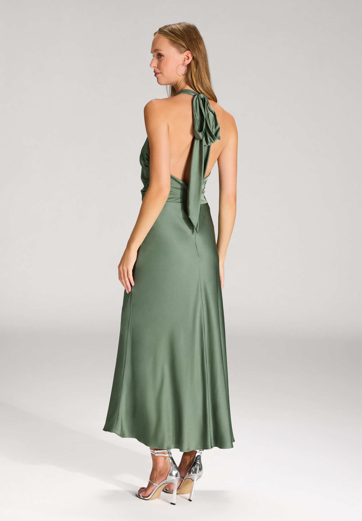 Hey Kyla Cocktailkleid - Midikleid aus Satin mit Rückenausschnitt Figurbeto günstig online kaufen