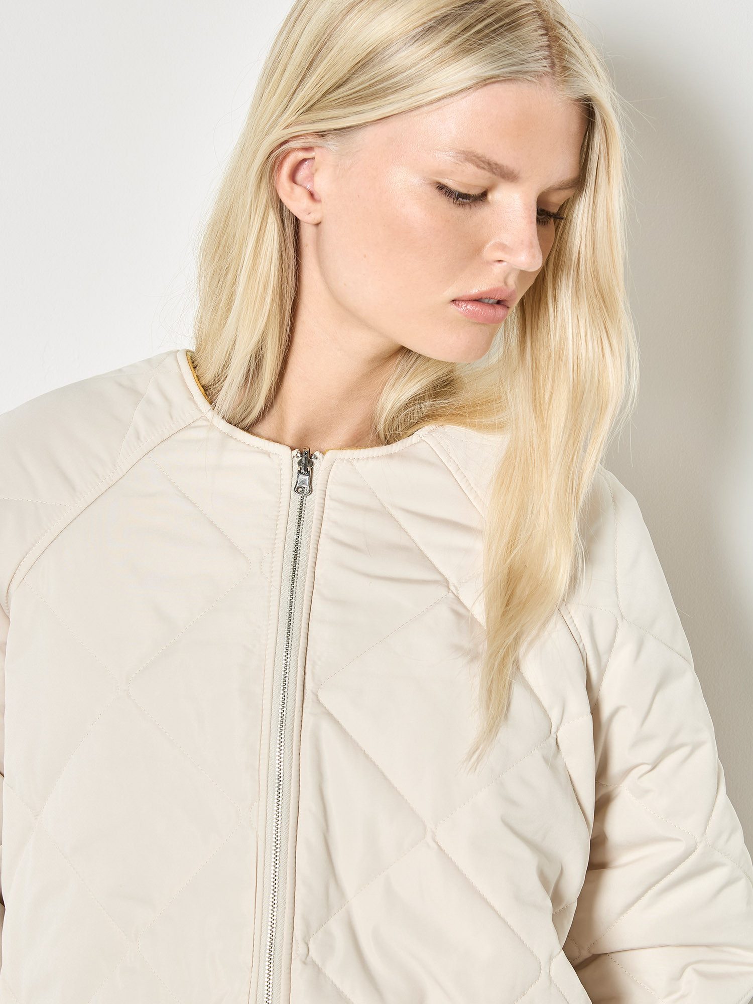Apricot Kurzjacke Wendbare Fleece-Steppjacke mit Karomuster – Bild 5 von 5