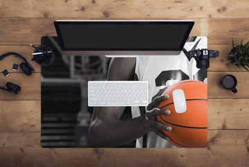 MuchoWow Gaming Mauspad Schwarzer und weißer Basketballspieler mit einem orangefarbenen (1-St), Büro für Tastatur und Maus, Mousepad Gaming, 90x60 cm, XXL, Großes