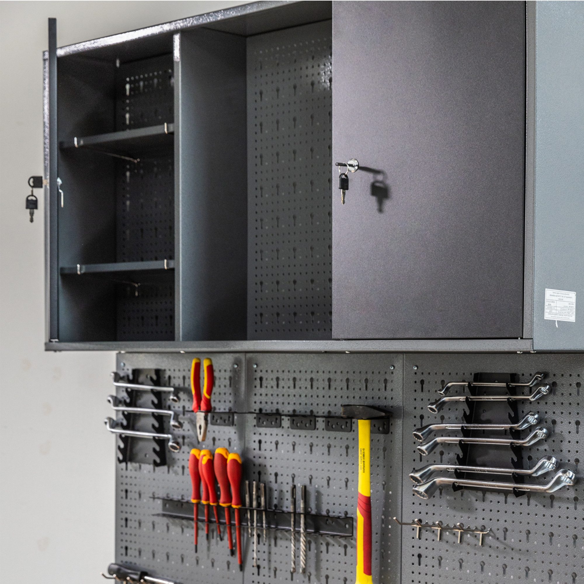ONDIS24 Werkstatt-Set Werkstatteinrichtung Werkbank Fritz Hängeschrank Werkzeugwand Metall, 240x60x205 cm, abschließbare Türen & höhenverstellbare Justierfüßen