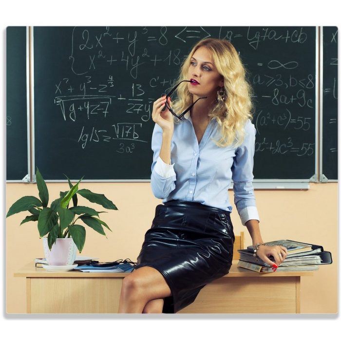 Wallario Herd-Abdeckplatte Sexy blonde Lehrerin in Schule vor Tafel mit langen Beinen und Brille ESG-Sicherheitsglas (Glasplatte 1 tlg. inkl. 5mm Noppen) verschiedene Größen