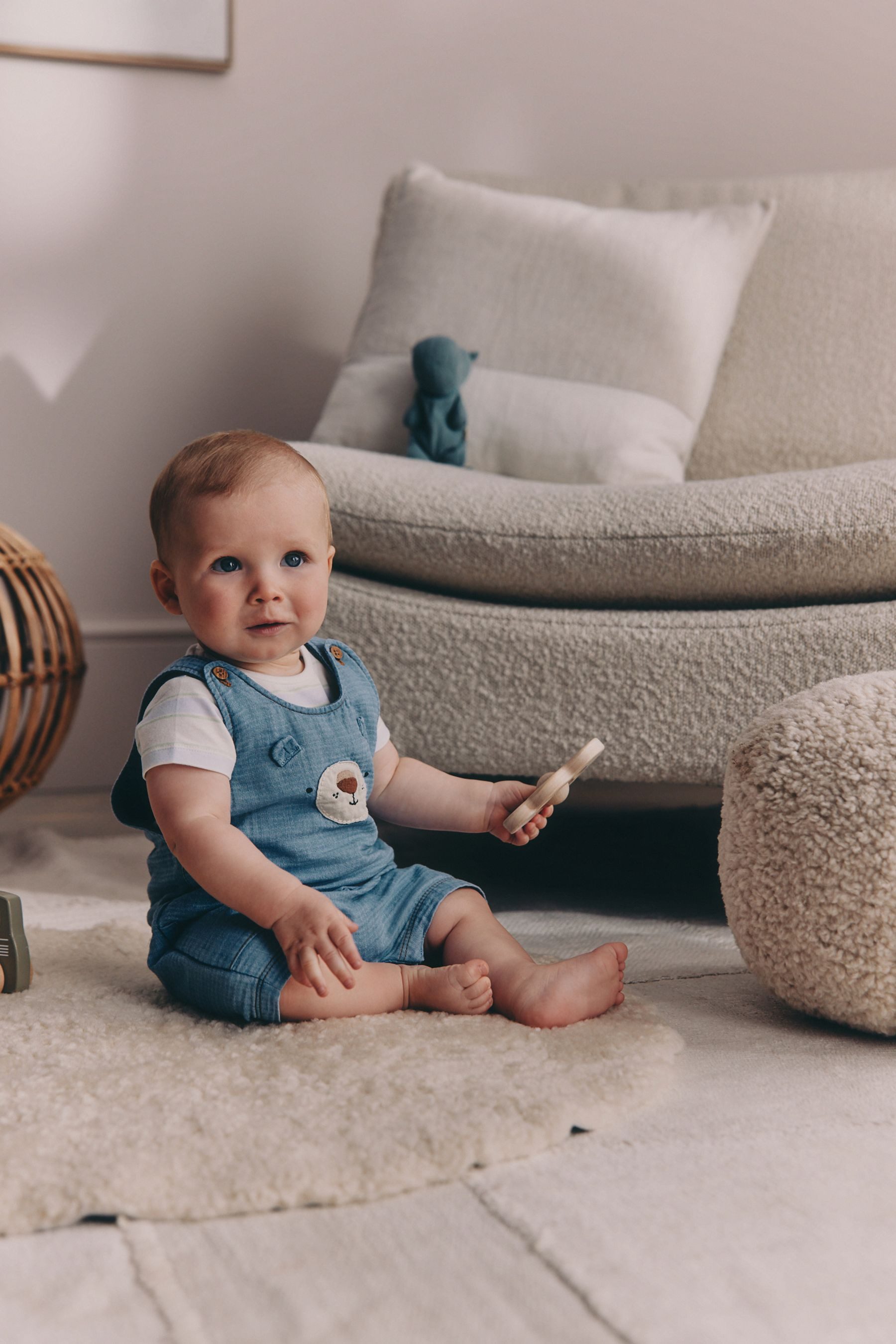 Body & Hose Baby Latzhose aus Webmaterial und Bodysuit im Set