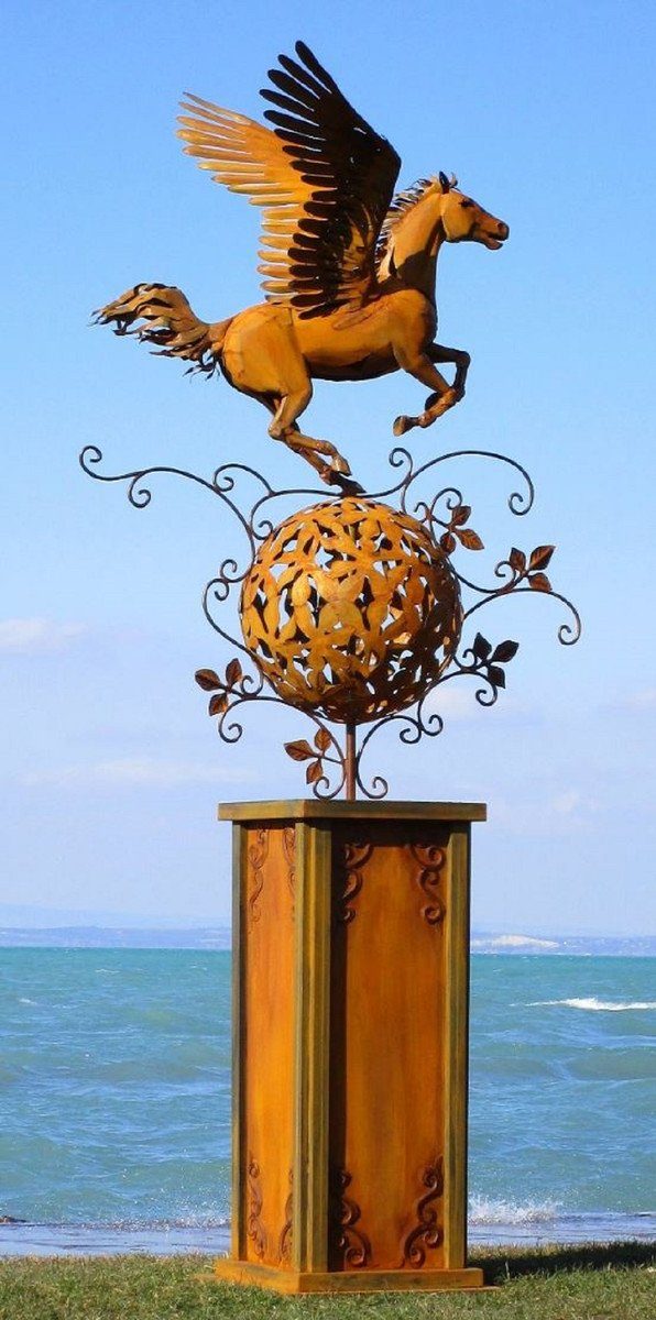 Casa Padrino Skulptur Luxus Stahl Garten Skulptur Pegasus Pferd auf Säule Rostfarben 103 x 108 x H. 218 cm - Handgefertigte Wetterbeständige Garten Dekoration | Skulpturen