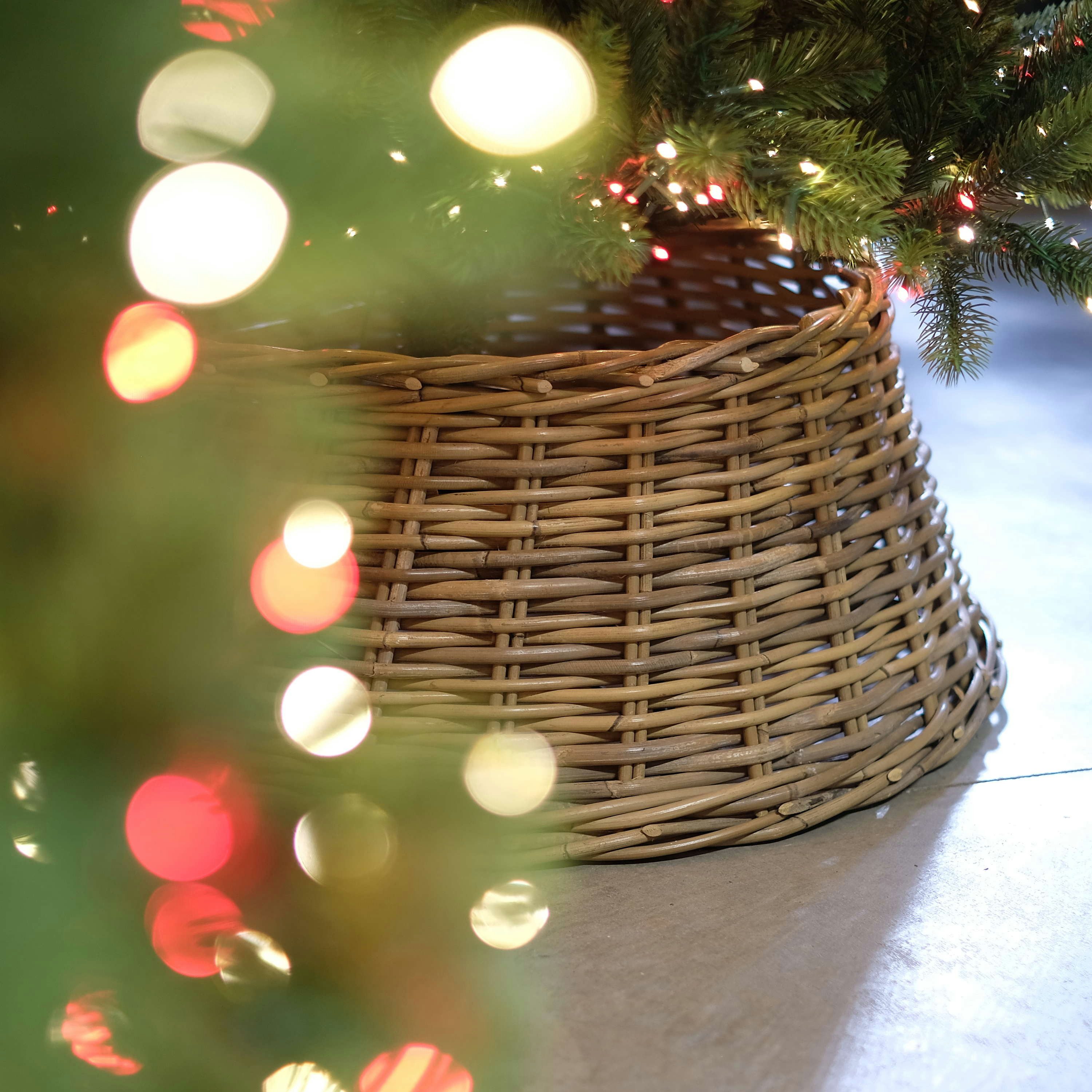 artplants Weihnachtsbaumdecke Weihnachtsbaumkorb Macario aus Rattan, grau-braun, 26cm, Ø60cm