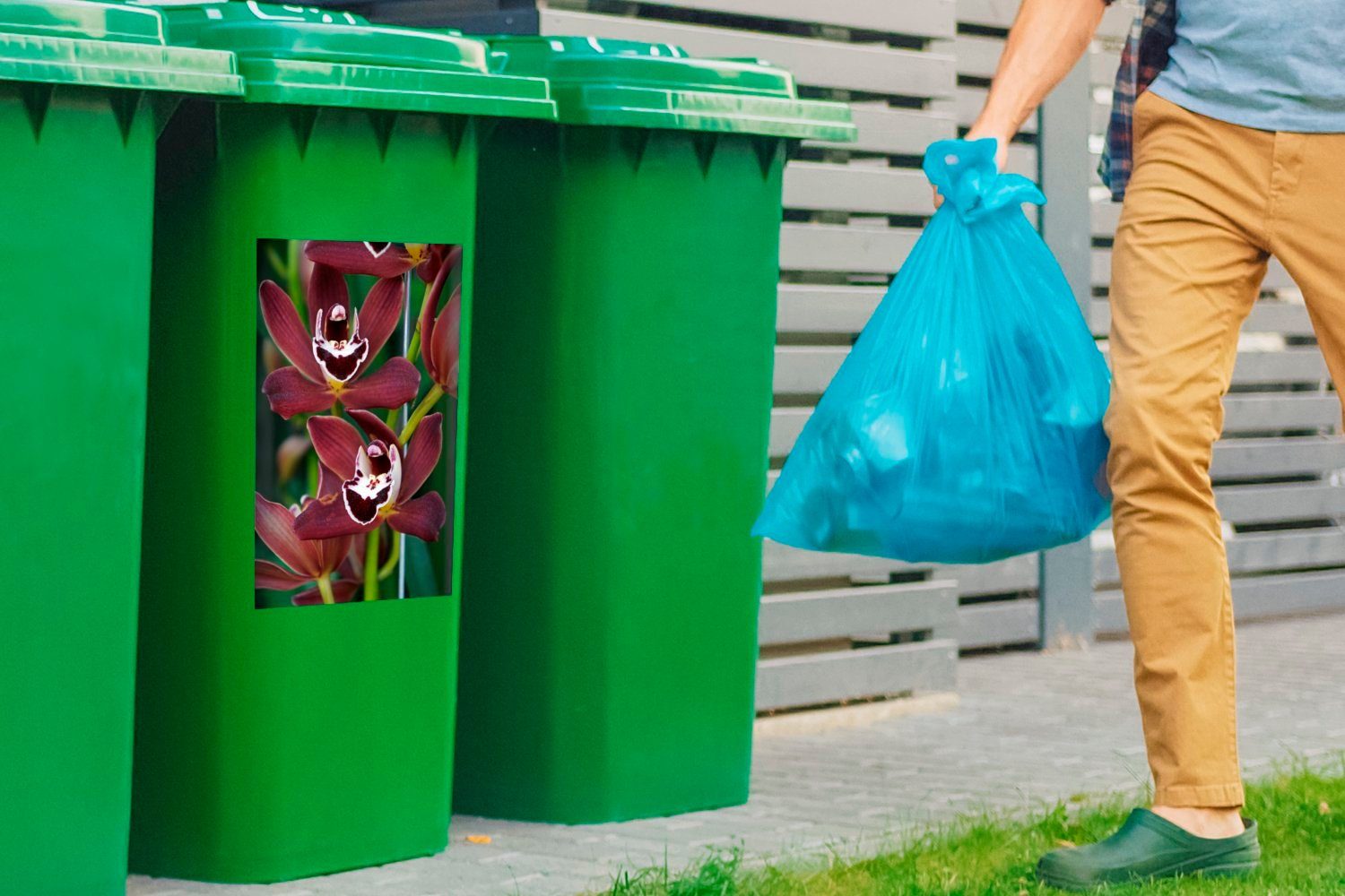 grünen Hintergrund Rote Wandsticker Container, Orchideen (1 Abfalbehälter MuchoWow Mülleimer-aufkleber, Sticker, St), Mülltonne, einen für