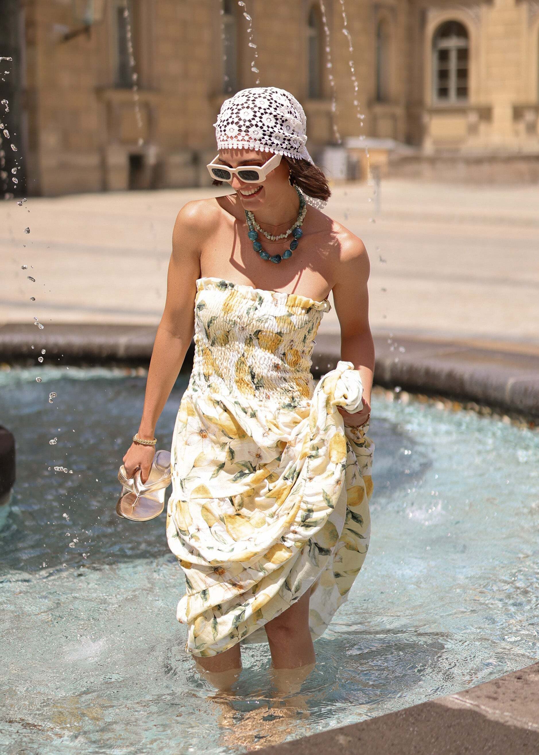 SASSYCLASSY Maxikleid Gesmoktes Musselin Bandeau Kleid Damen Luftiges Maxikleid mit Lemon-Print und fließendem Stufenrock Gelb – Bild 4 von 5