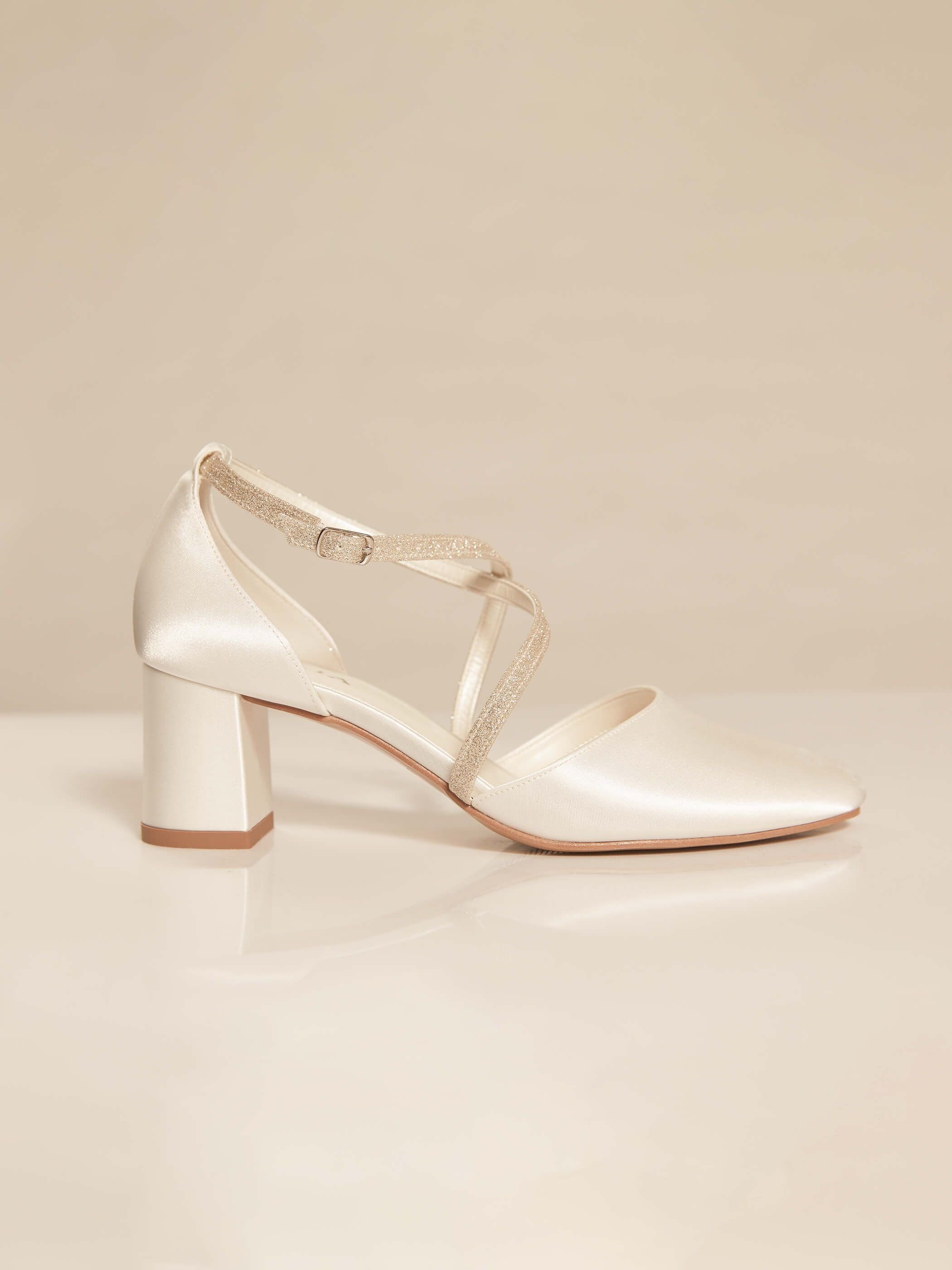 Sparkle ist ein handgefertigter Satin-Brautschuh mit Blockabsatz und elegantem Design, der perfekt für Deinen Hochzeitstag ist. – Pink Blueberry Sparkle ist ein handgefertigter Satin-Brautschuh mit Blockabsatz und elegantem Design, der perfekt für Deinen Hochzeitstag ist. – Pink Blueberry