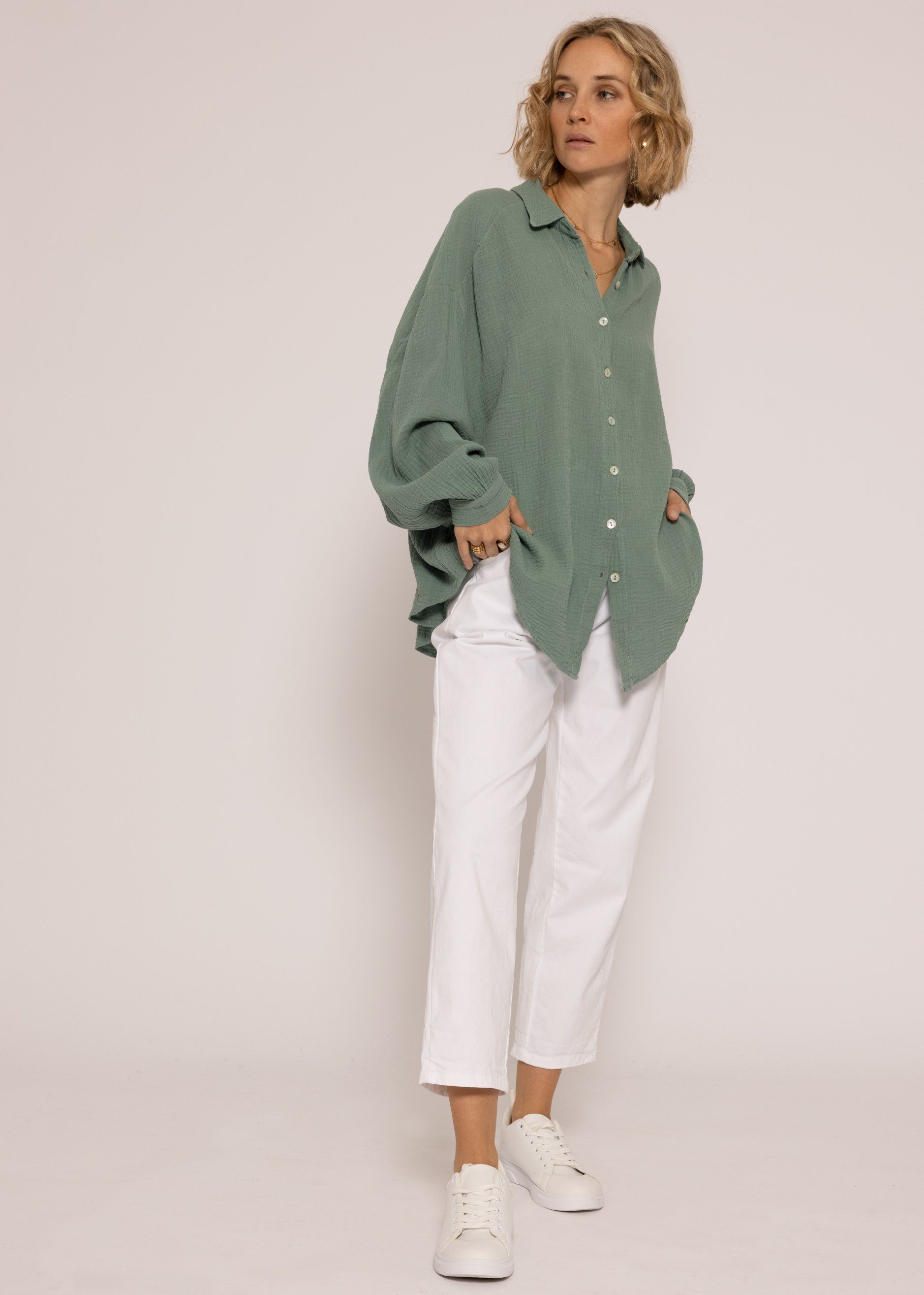 mit SASSYCLASSY Langarm Grün Oversize Damen Musselin aus One Size Bluse Hemdbluse (Gr. Longbluse lang 36-48) Baumwolle V-Ausschnitt,