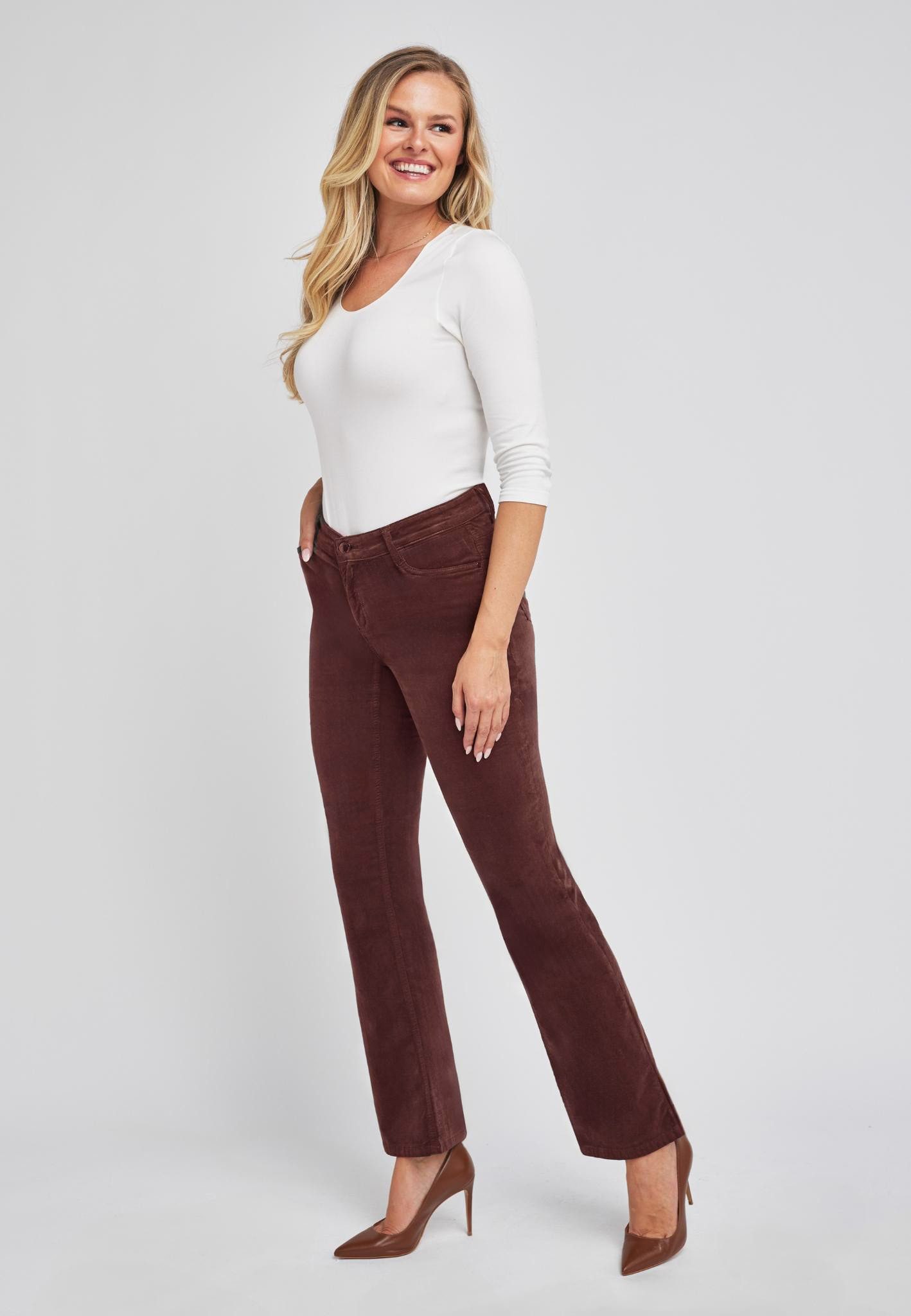 wonderjeans Bootcut-Jeans Figurbetonte Form mit leicht ausgestelltem Bein