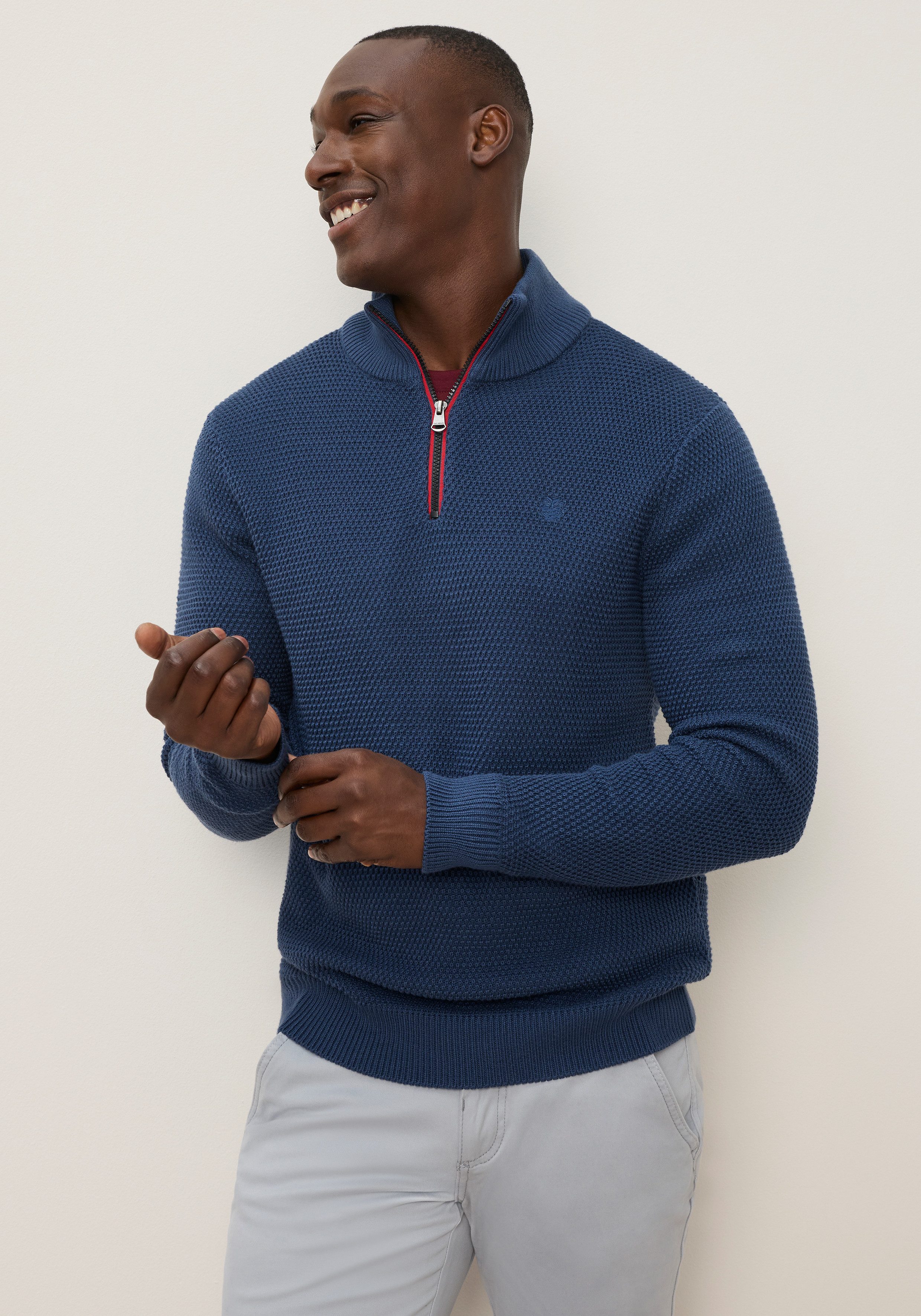 DELMAO Troyer Neue Kollektion! Highlight Kontrast- Reißverschluß aus Strickmaterial, Regular Fit, mit Label-Applikation – Bild 3 von 5