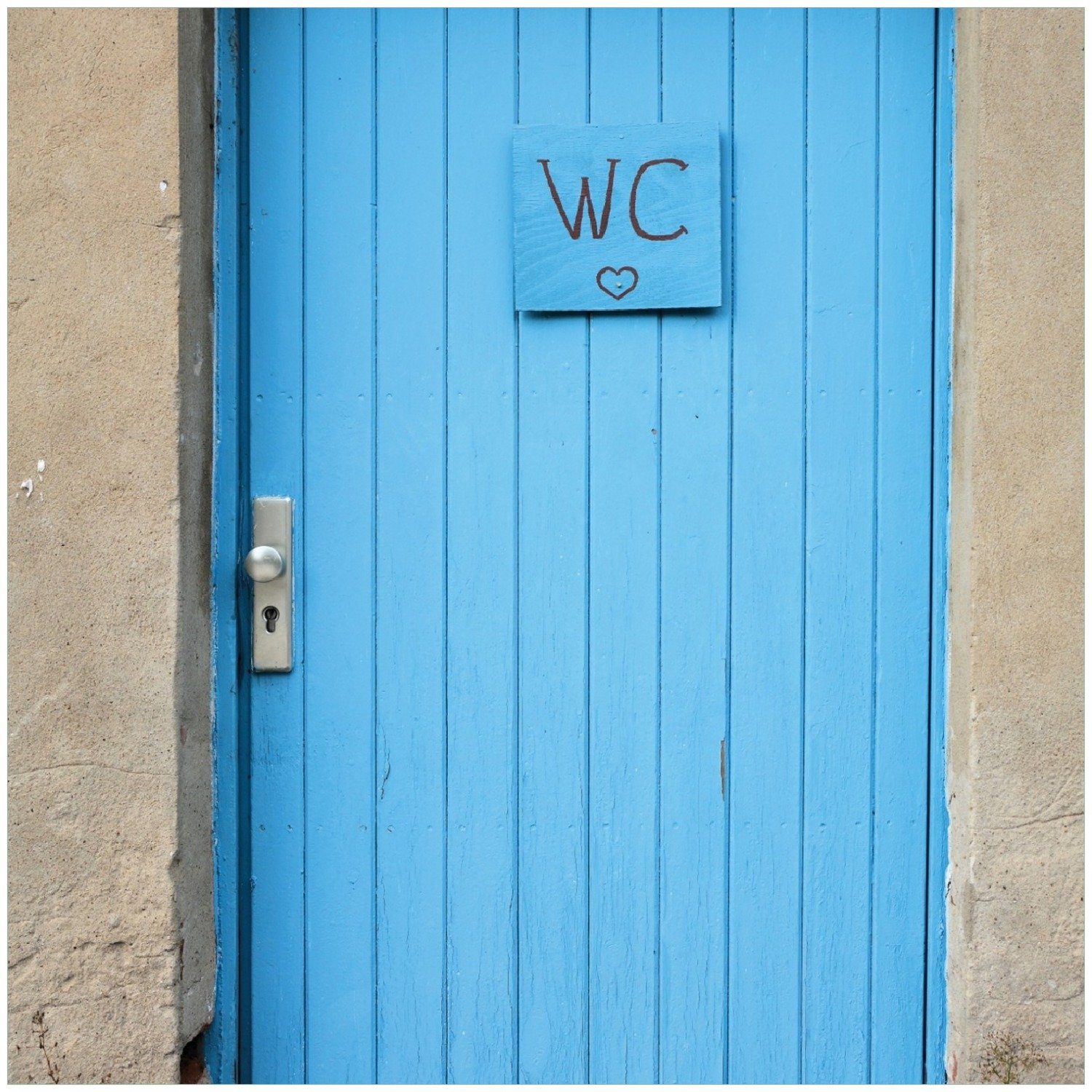 Wallario Memoboard Blaue Tür einer Toilette in einer verlassenen Fabrik in Magdeburg