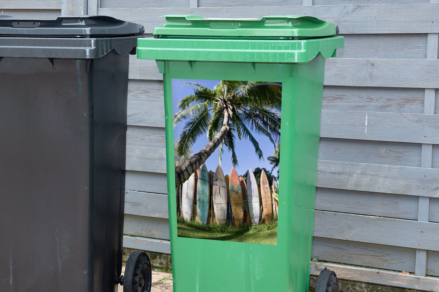 neben Wandsticker Palme einer Mülltonne, Eine (1 Mülleimer-aufkleber, Reihe Abfalbehälter von Container, Sticker, MuchoWow Surfbrettern St),