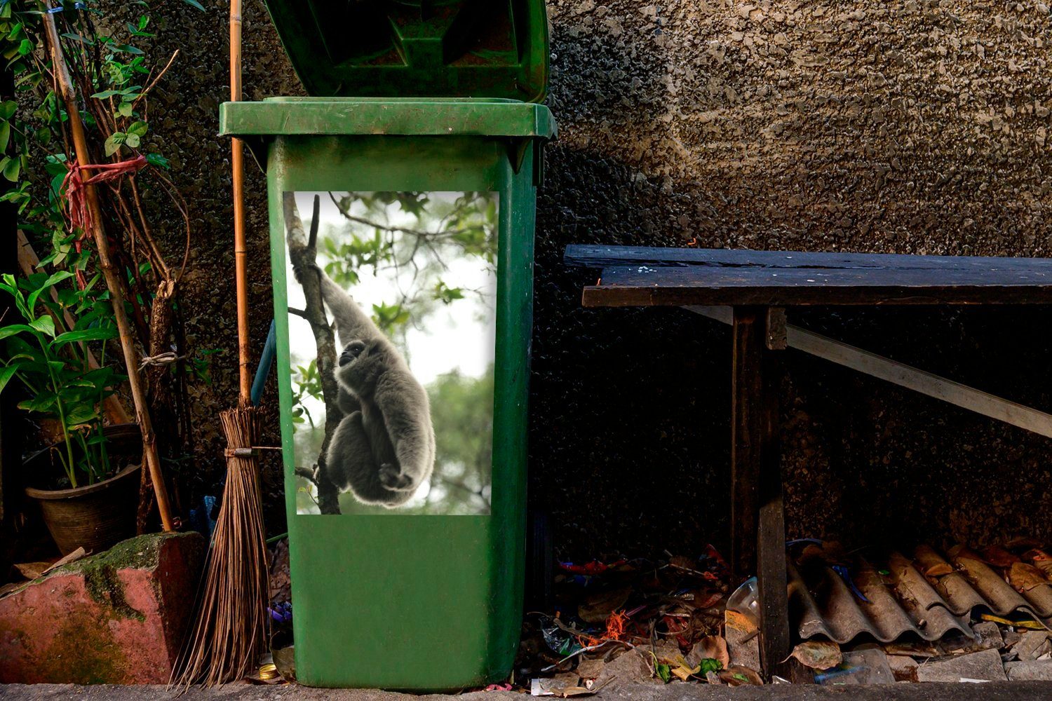 MuchoWow Wandsticker Affe in den in Nationalparks Abfalbehälter Pangrango Mülltonne, Gede Container, Sticker, Gunung des Mülleimer-aufkleber, St), (1 Wäldern