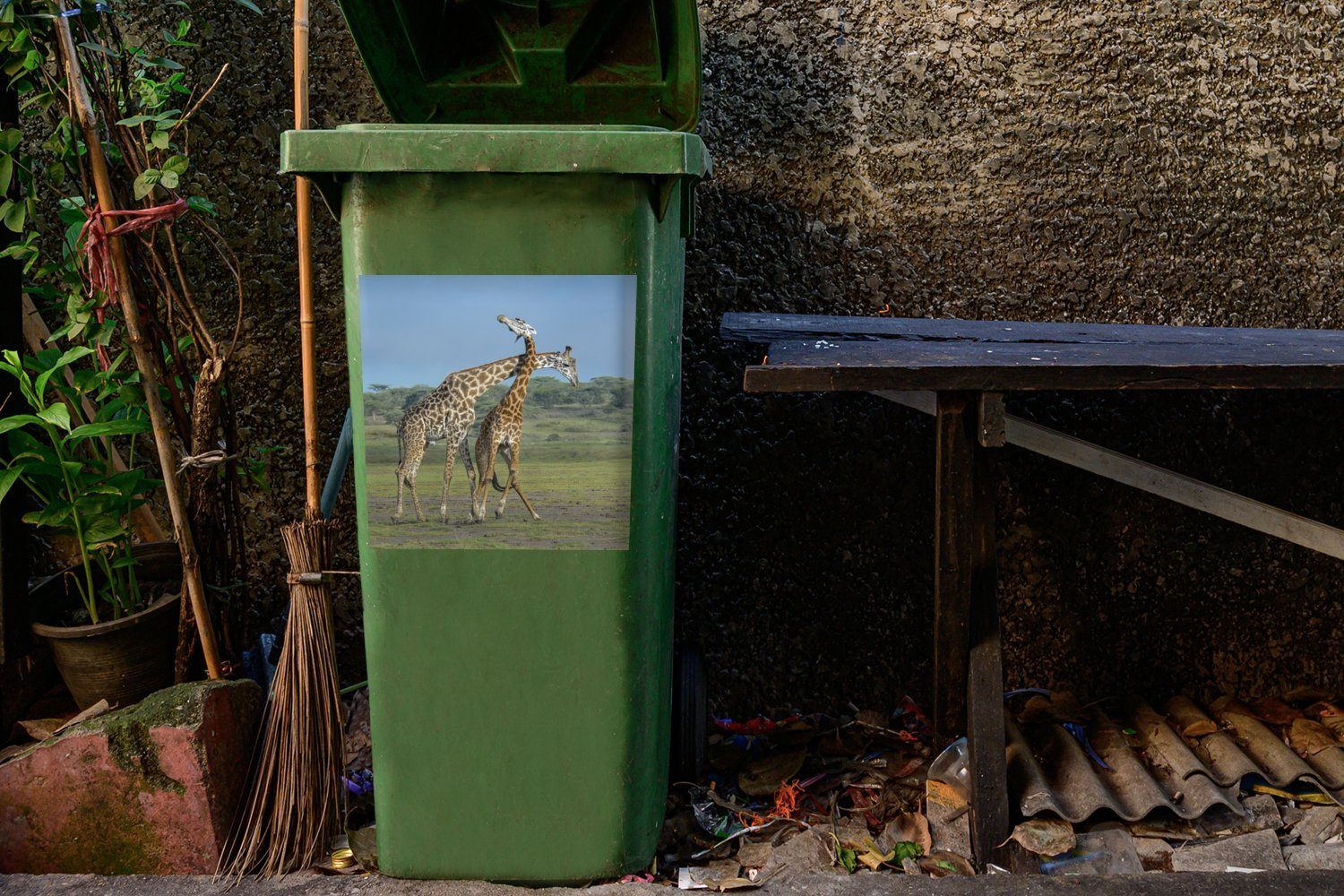 blauem MuchoWow Zwei Sticker, (1 St), Mülleimer-aufkleber, erwachsene Wandsticker unter Abfalbehälter Himmel Giraffen Mülltonne, Container,