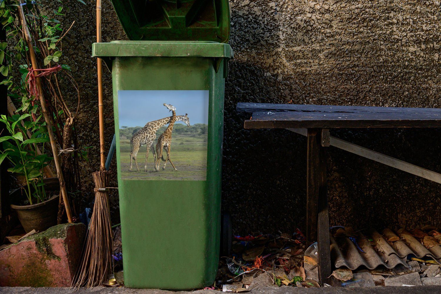 MuchoWow Wandsticker Zwei Container, Giraffen Himmel erwachsene (1 St), Abfalbehälter Sticker, unter Mülltonne, Mülleimer-aufkleber, blauem