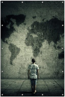Wallario Sichtschutzzaunmatten Kleiner Junge vor Weltkarte an grauer Beton-Wand, rund