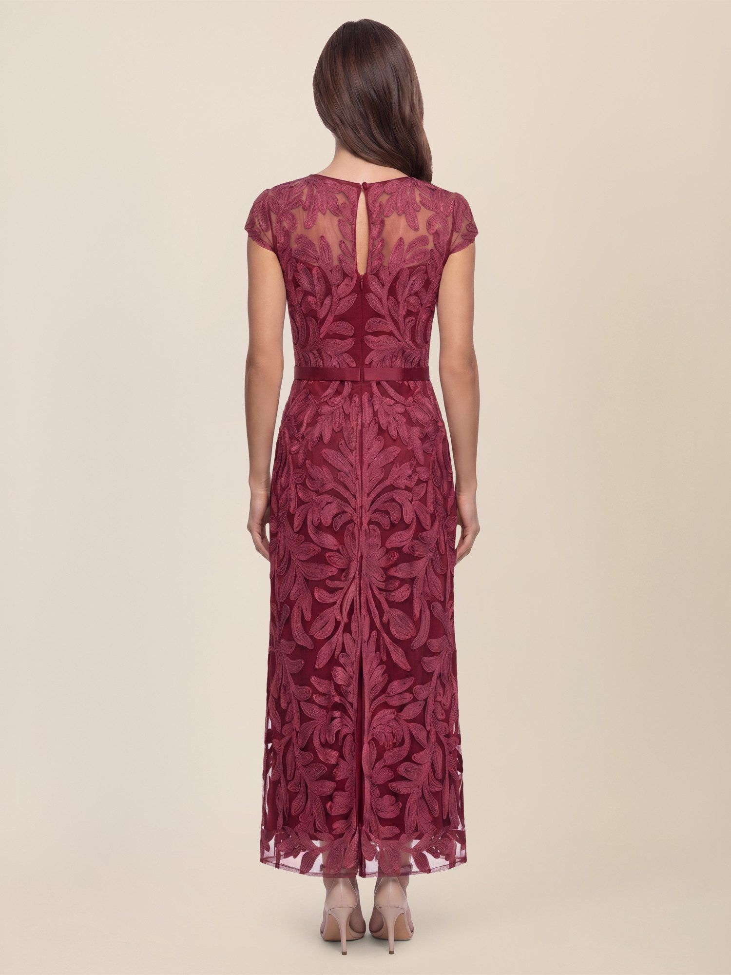 Apart Abendkleid mit Stickerei und Satinband