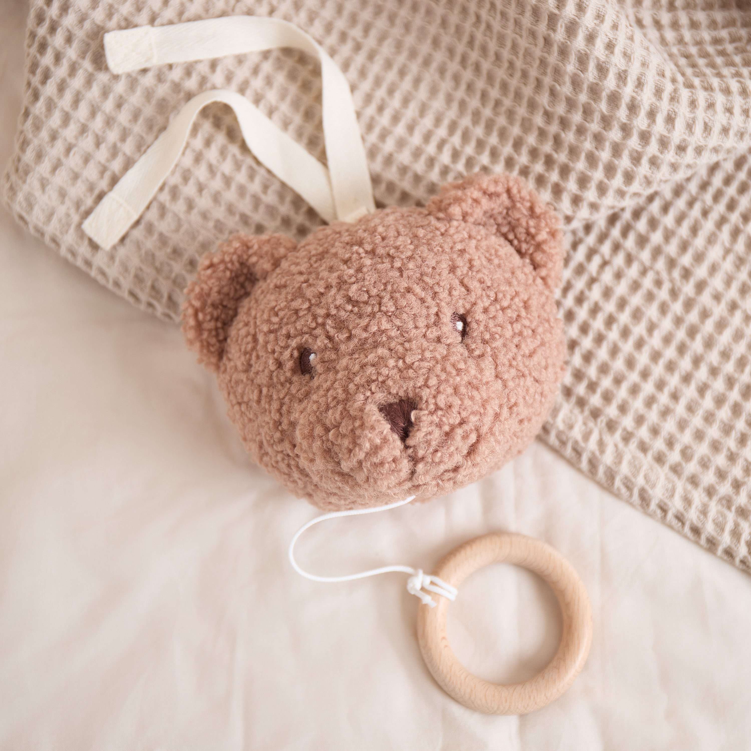 BIECO Spieluhr Bieco Musikspieluhr Bär Mika 30 cm aus Bouclé