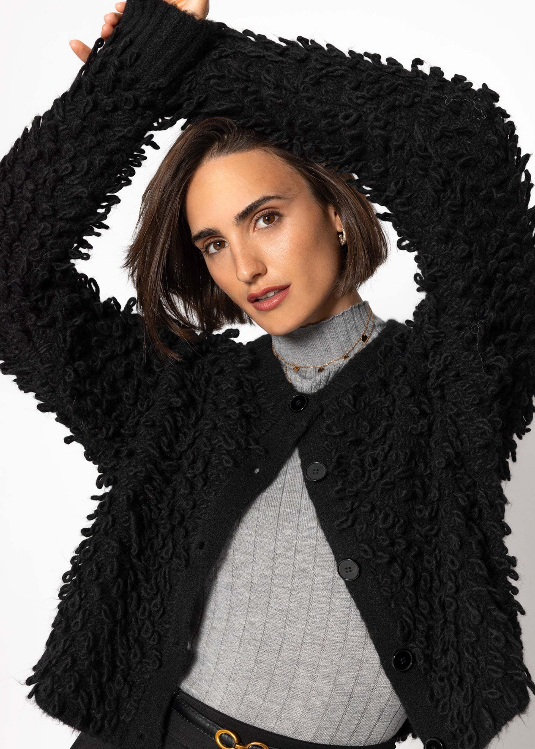 SASSYCLASSY Cardigan Strickjacke mit Loop-Struktur für Damen Kuschelige Jacke mit Knopfleiste und Rippbündchen Hellbeige Schwarz