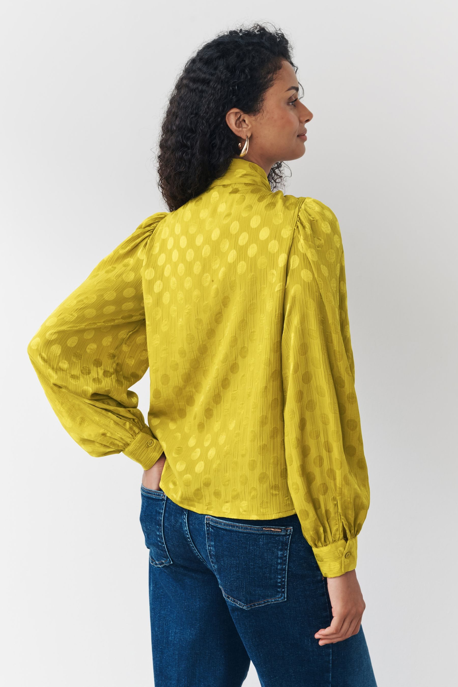 Next Blusenshirt Satin-Bluse mit Bindeausschnitt und Pünktchen (1-tlg) günstig online kaufen