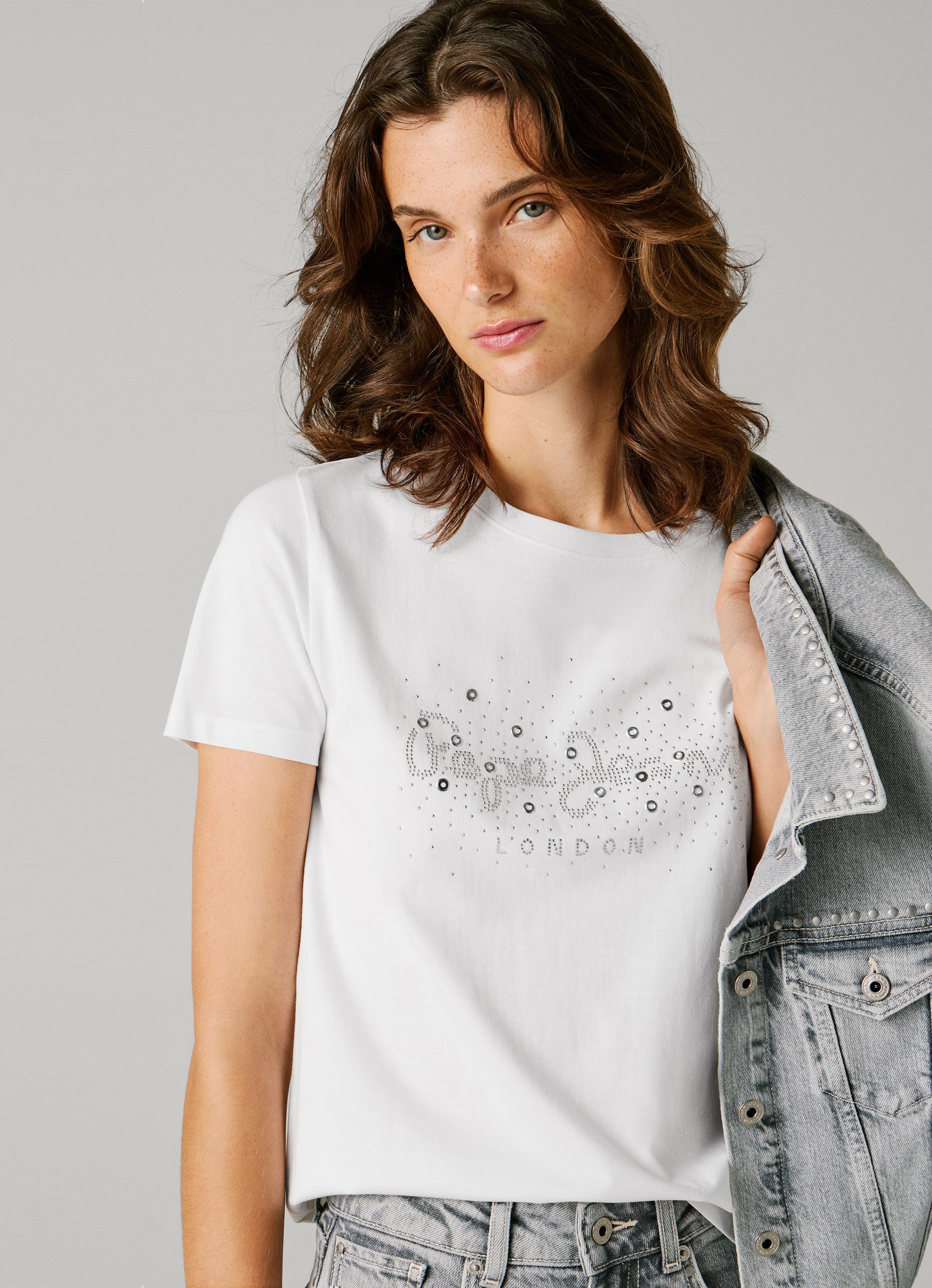 Pepe Jeans T-Shirt BRADY mit Rundhals, Nietenapplikation