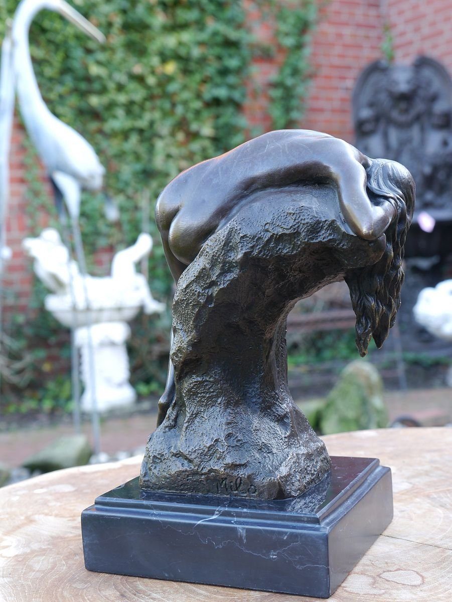 Dekoobjekt AFG nackte liegend Bronze-Figur, auf Felsen Zeitlose Frau Anmut: