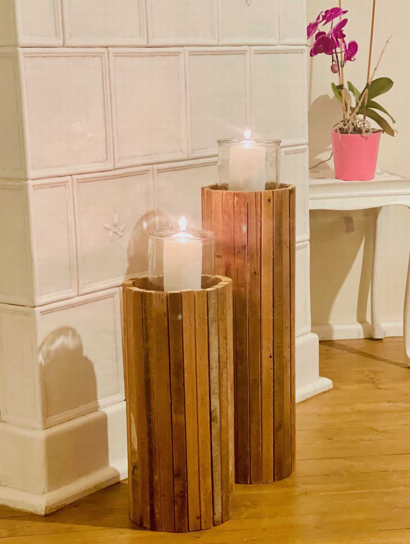 Dekoleidenschaft Bodenwindlicht Windlichtsäule "Rustikal" aus recyceltem Holz, Kerzensäule, Holzsäule, Dekosäule mit Kerzenglas, in 2 verschiedenen Größen, Торшери
