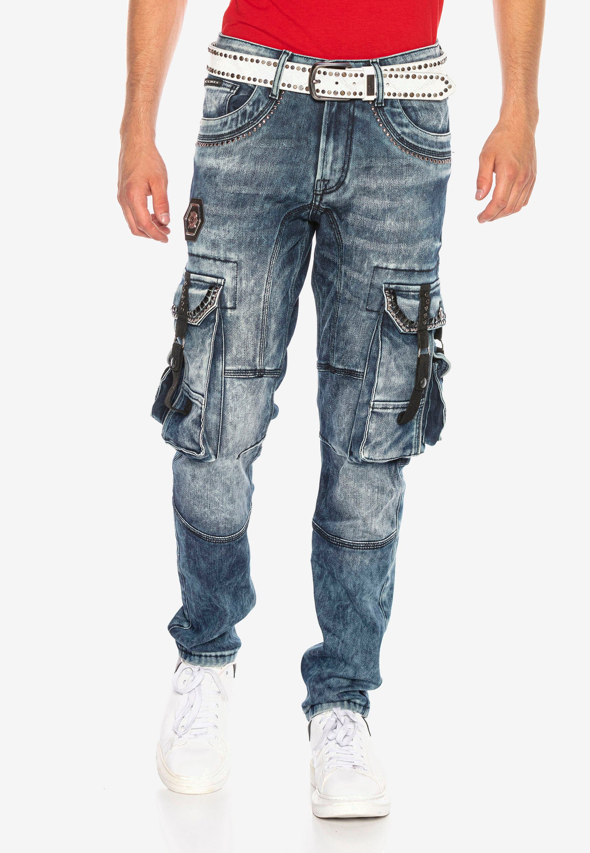 Cipo & Baxx Straight-Jeans mit coolen Cargotaschen