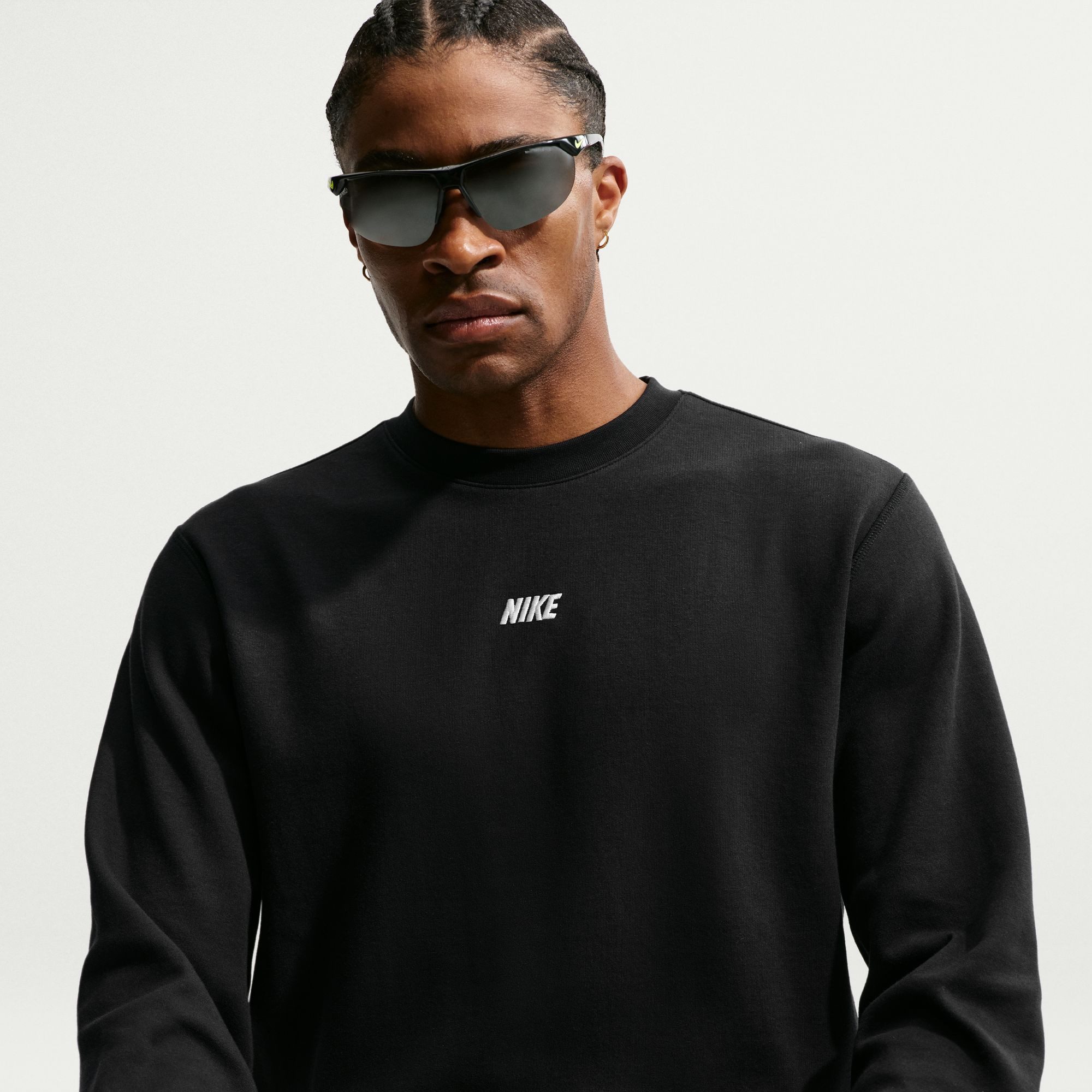 Nike Sportswear Sweatshirt Nike Sportswear Club Men's Long-Sleeve Varsity Crew mit Varsity-inspiriertem Design, in den Größen S bis XXXL erhältlich