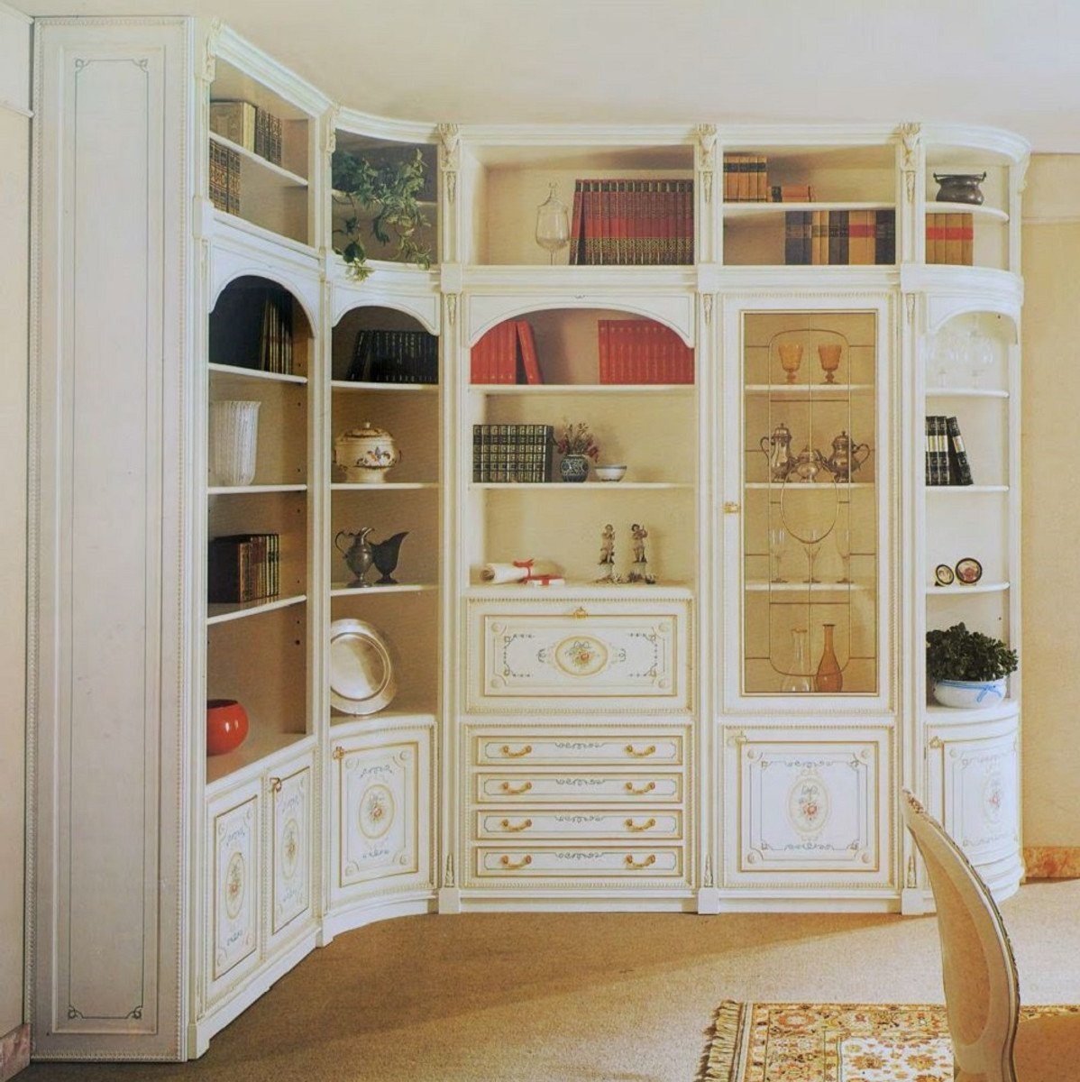 Casa Padrino Eckschrank Luxus Barock Eckschrank Weiß / Mehrfarbig / Gold - Handgefertigter Wohnzimmer Schrank im Barockstil - Barock Wohnzimmer Möbel - Erstklassische Qualität - Made in Italy