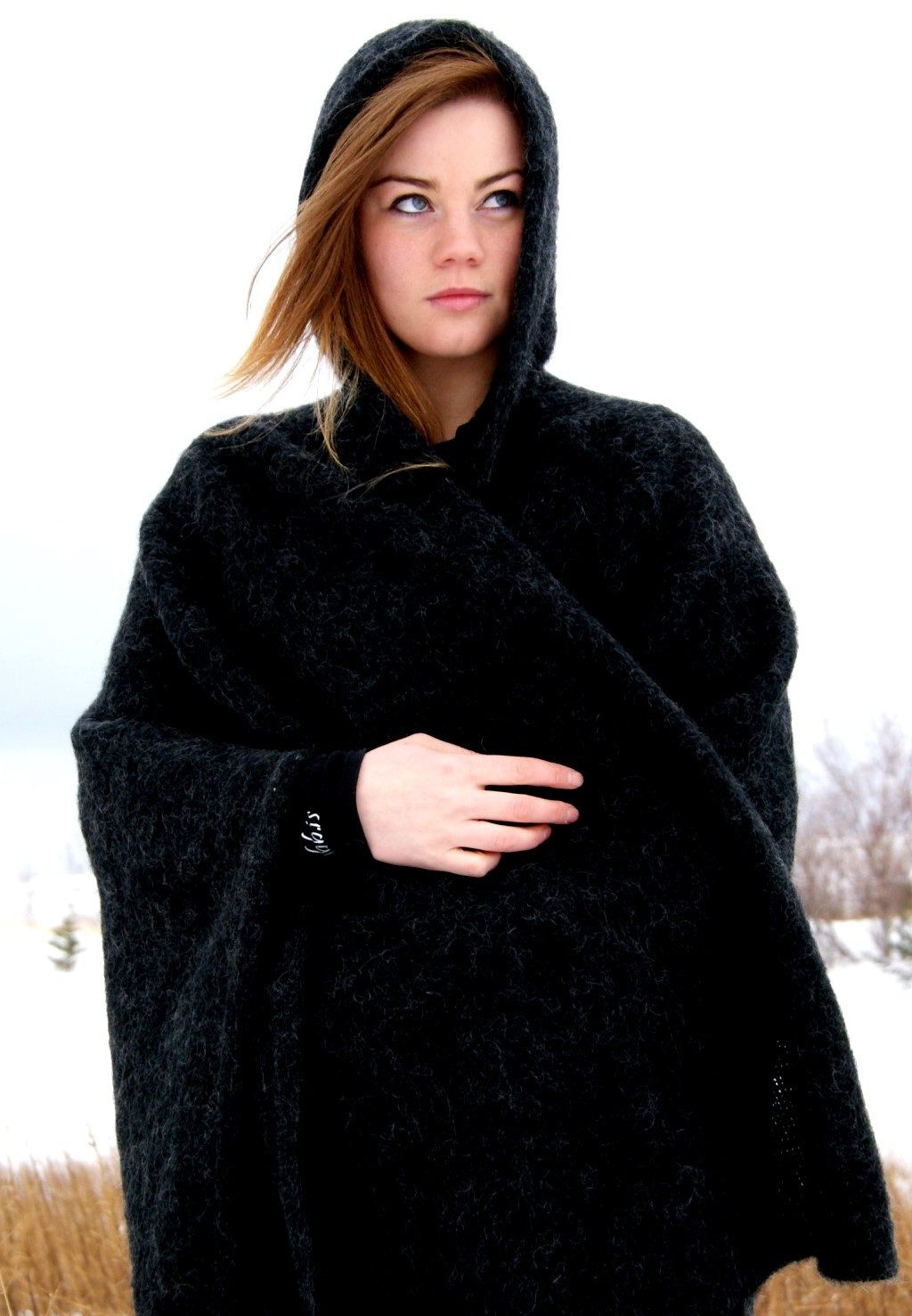 KIDKA Strickponcho Umhang - Woll-Cape ohne Verschluss - schwarz - aus rauer isländischer Wolle