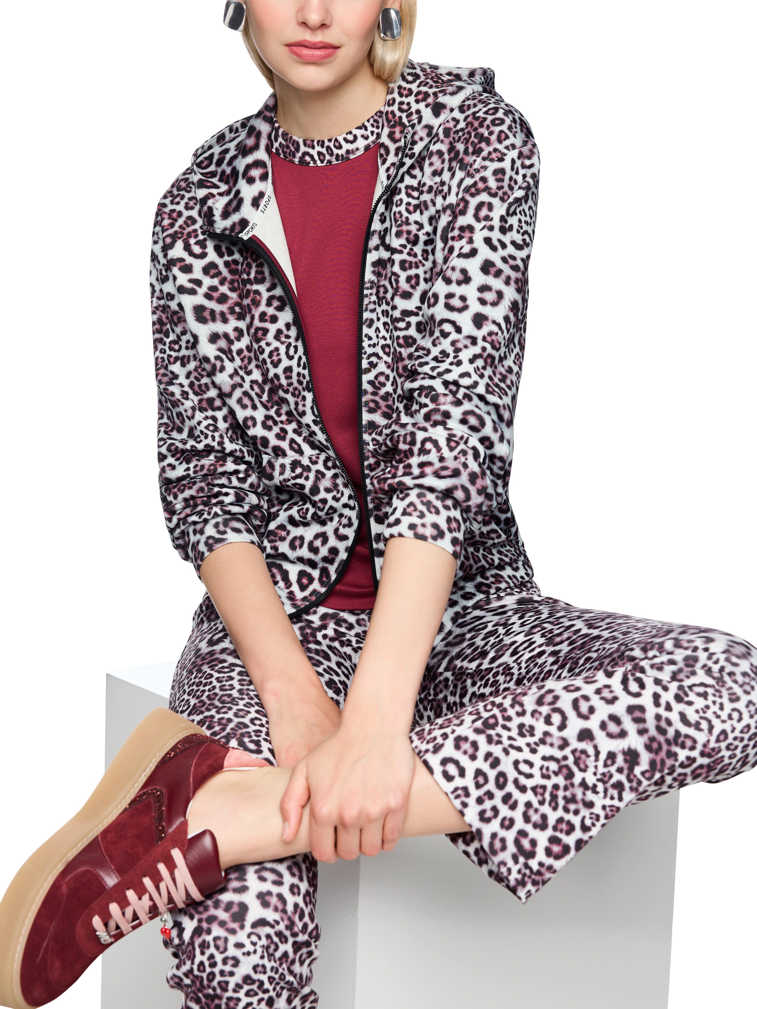 Marc Cain Kurzjacke Mon Cherry Premium Damenmode Jersey Jacke mit Leo Print, nicht gefüttert, mit Kapuze, lockere Form