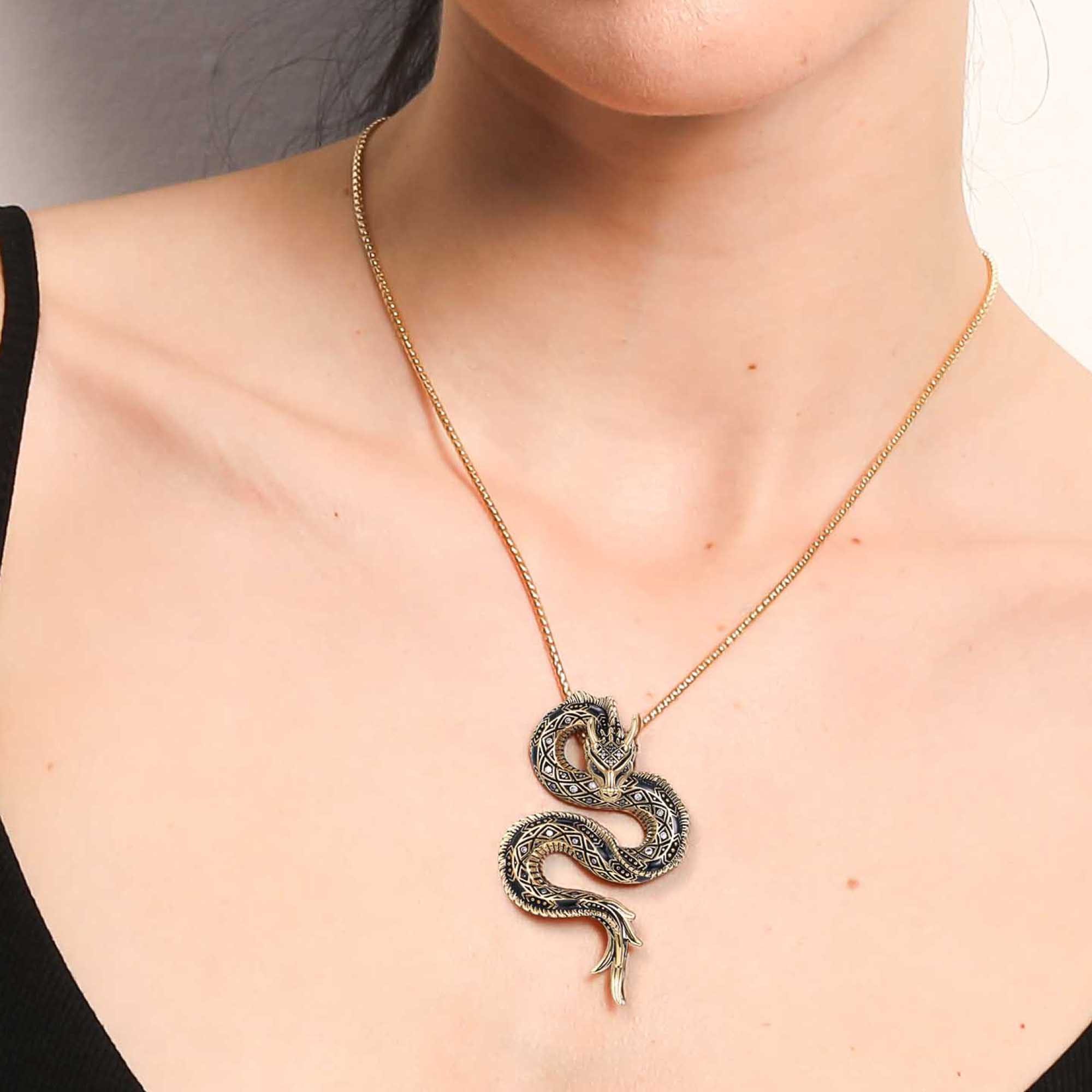 Seinerzeit FLORA & FAUNA Kettenanhänger Belarius Drachen Anhänger, Schmuck aus 925 Sterling Silber (Von der geheimnisvollen Welt der Nacht inspirierter Damenschmuck im ausdrucksstarken Unisex-Design mit mystischem Motiv – ein besonderer Begleiter im Alltag und zu besonderen Anlässen, 1-tlg., inkl. Geschenkverpackung für Frauen ob Freundin, Mutter, Ehefrau, Oma), vergoldet, geschwärzt, mit Emaille und Zirkonia-Steinen
