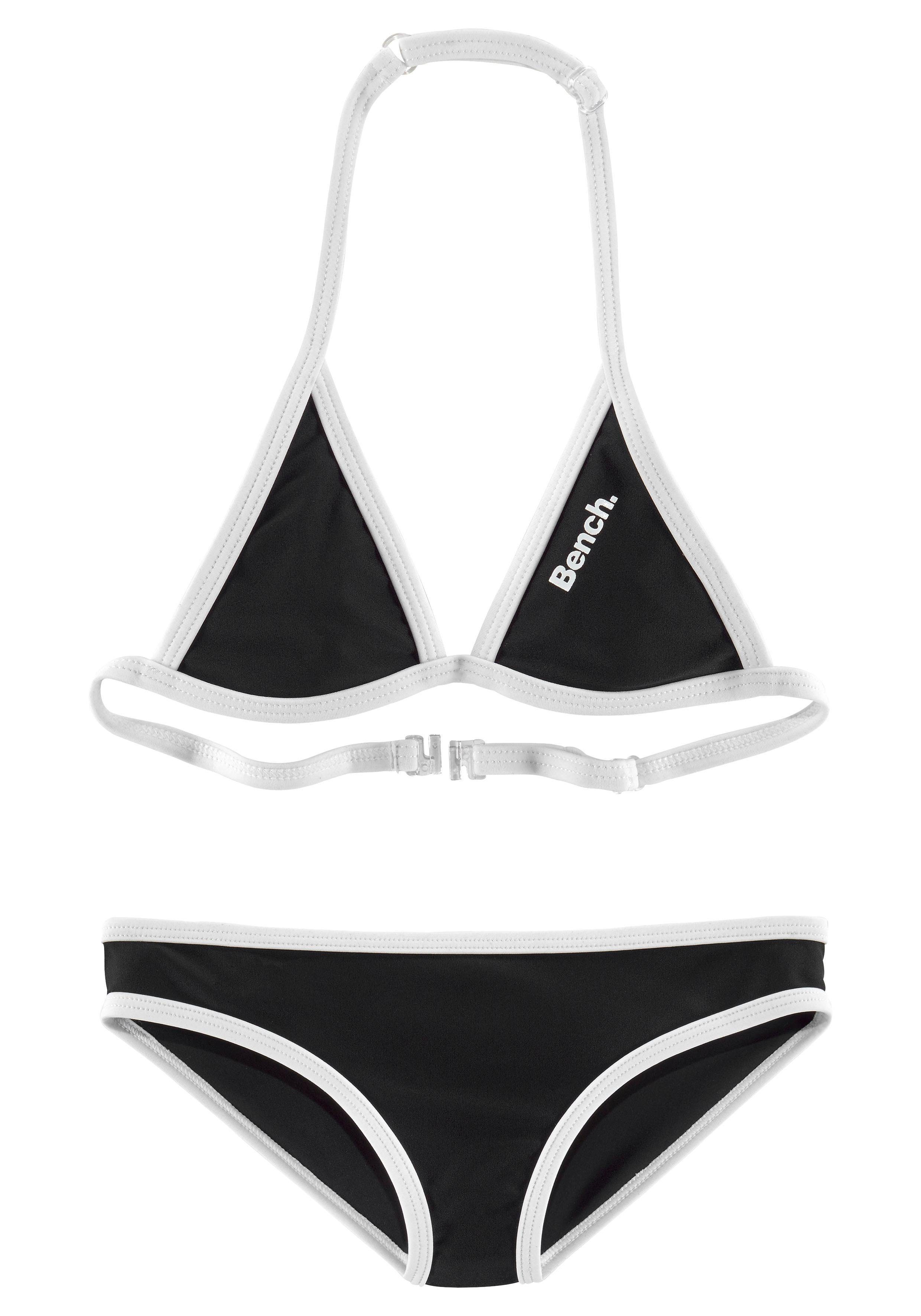 Werbekampagne Bench. Triangel-Bikini und an Hose mit Top Logoprint