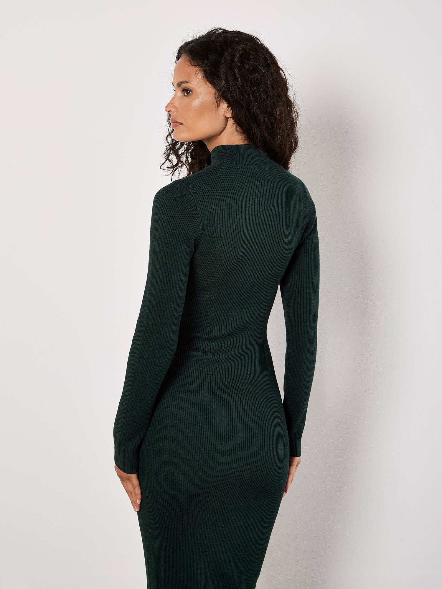 Apricot Strickkleid Midikleid aus Rippenstrick mit hochgeschlossenem Ausschnitt