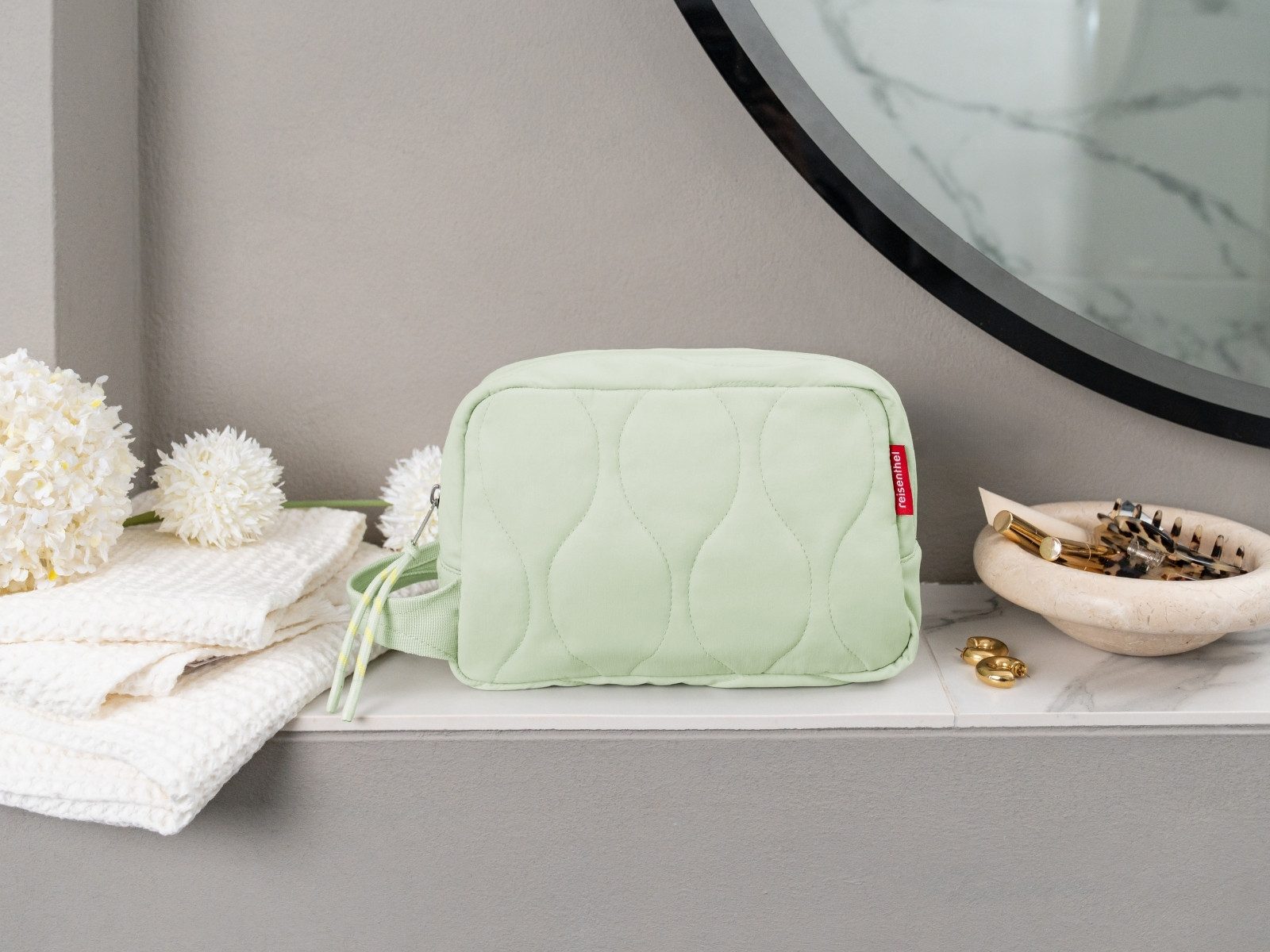 REISENTHEL® Kosmetiktasche cosmeticpouch M puffer iced matcha – Bild 5 von 5