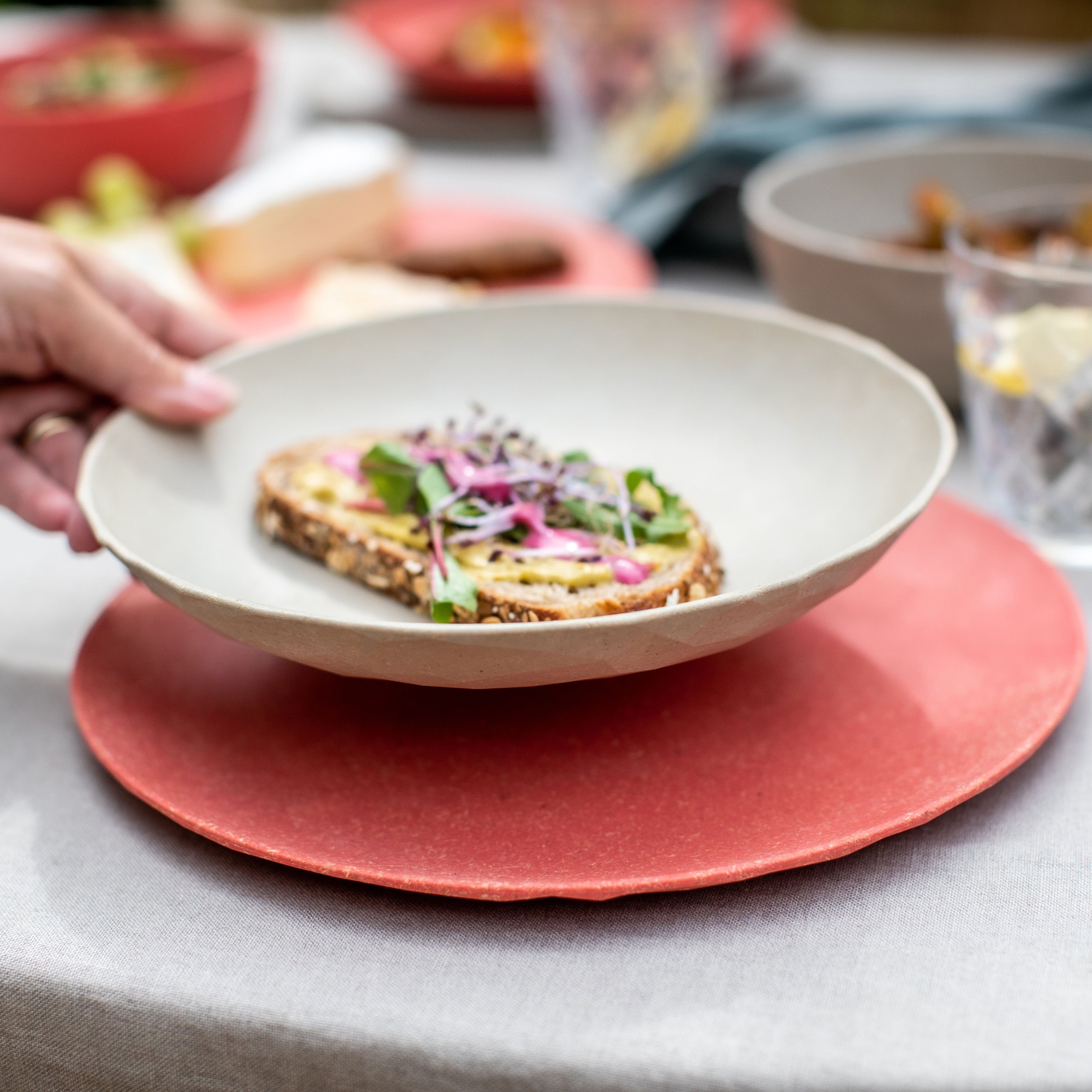 KOZIOL Speiseteller CLUB PLATE, Ø 26 cm, spülmaschinengeeignet, (4 St), Teller Set, aus biozirkulärem Kunststoff, melaminfrei