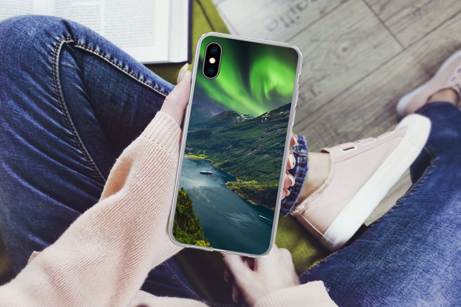 MuchoWow Handyhülle für Apple iPhone XS Nordlichter - Berg - Boot - Norwegen, Smartphone-Bumper, Print, Handy Schutzhülle Dünn