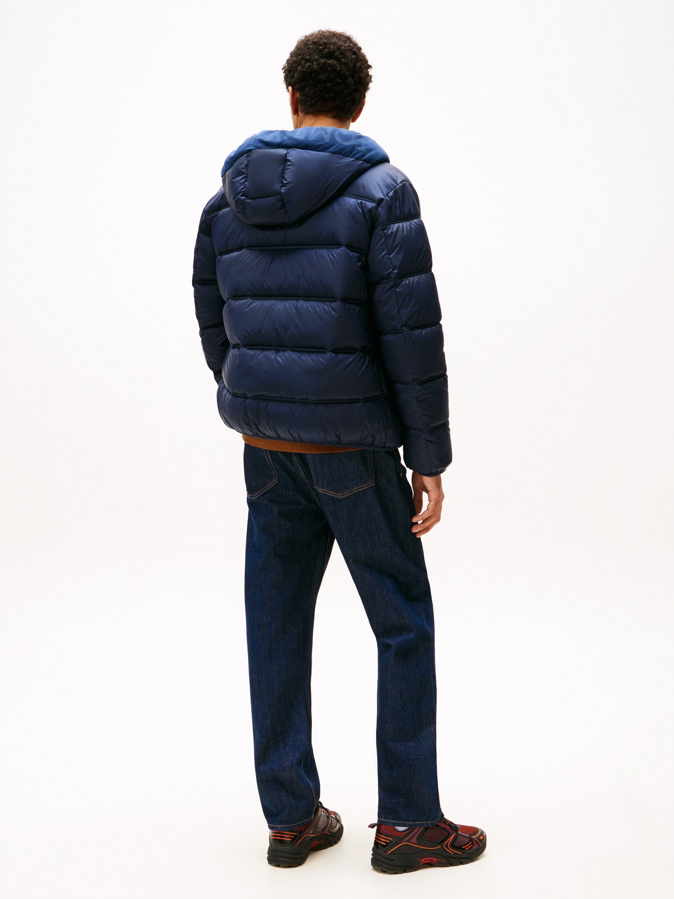 Tommy Jeans Steppjacke HOODED LOGO PUFFER Winterjacke Steppjacke W Regular fit mit Rundhalsausschnitt – Bild 5 von 5