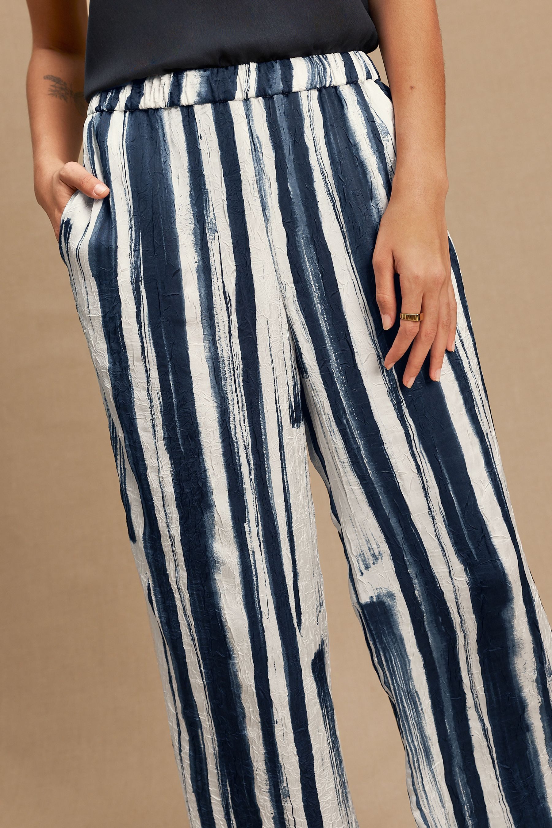 Next Dehnbund-Hose Satinhose mit weitem Bein in Knitteroptik (1-tlg)