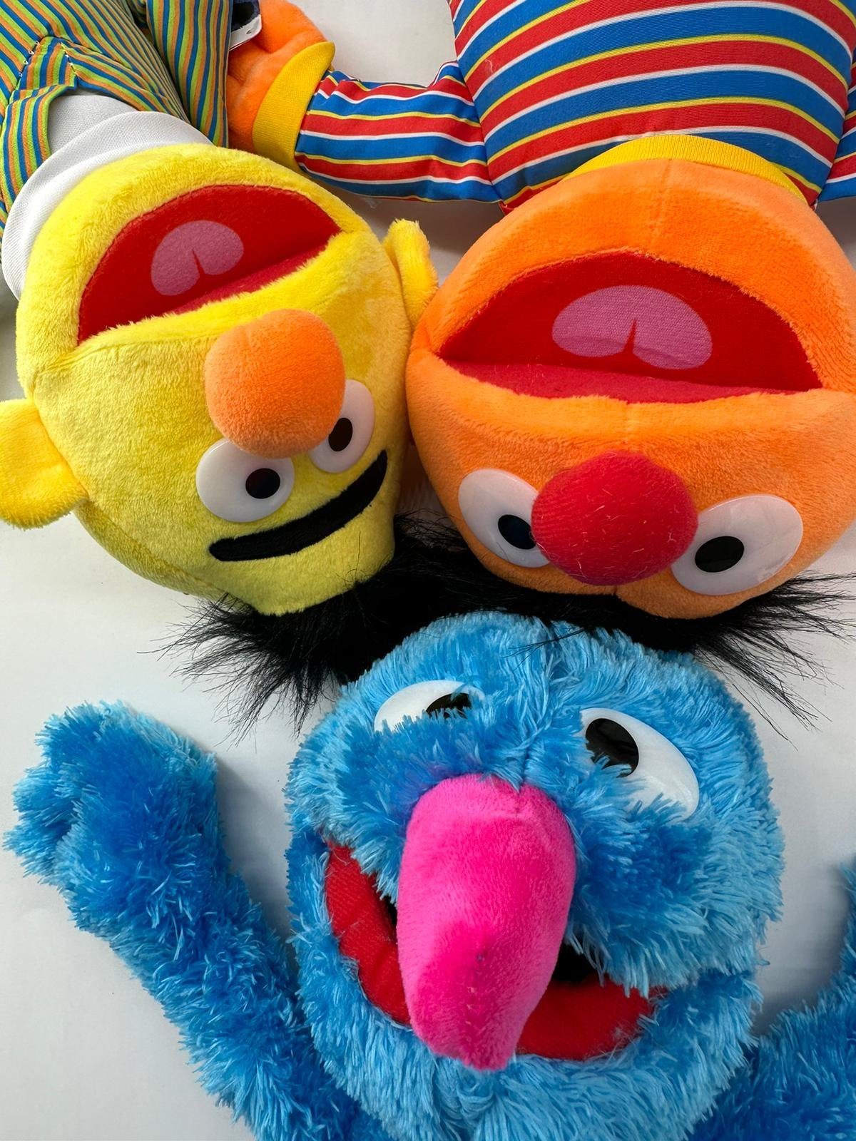 Sesamstrasse Kuscheltier Sesamstrasse Kuscheltier Ernie Kuscheltier Rot Plüsch Figur 40 cm (1-St), Super weicher Plüsch Stofftier Kuscheltier für Kinder zum spielen