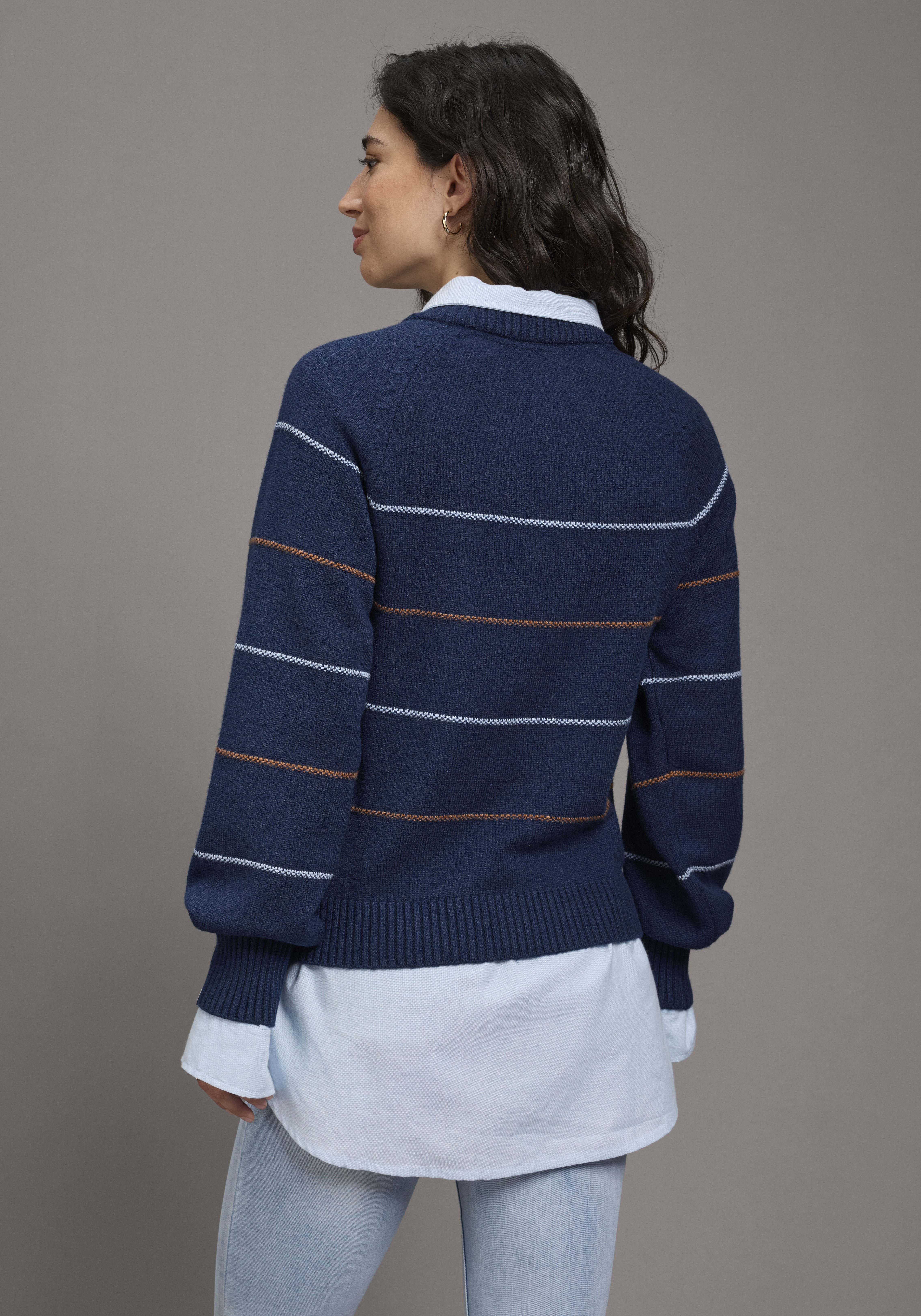 DELMAO Strickpullover mit zarten Streifen und Rundhals. € 39,99, (€ 39,99 pro 1 Stk).