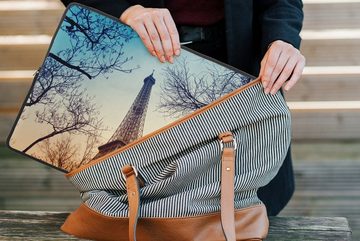 MuchoWow Laptop-Hülle Der Eiffelturm in Kombination mit kahlen Herbstzweigen und einer tief 17 Zoll, Laptopsleeve, weiches Innenfutter zum Schutz Kratzern, Laptoptasche