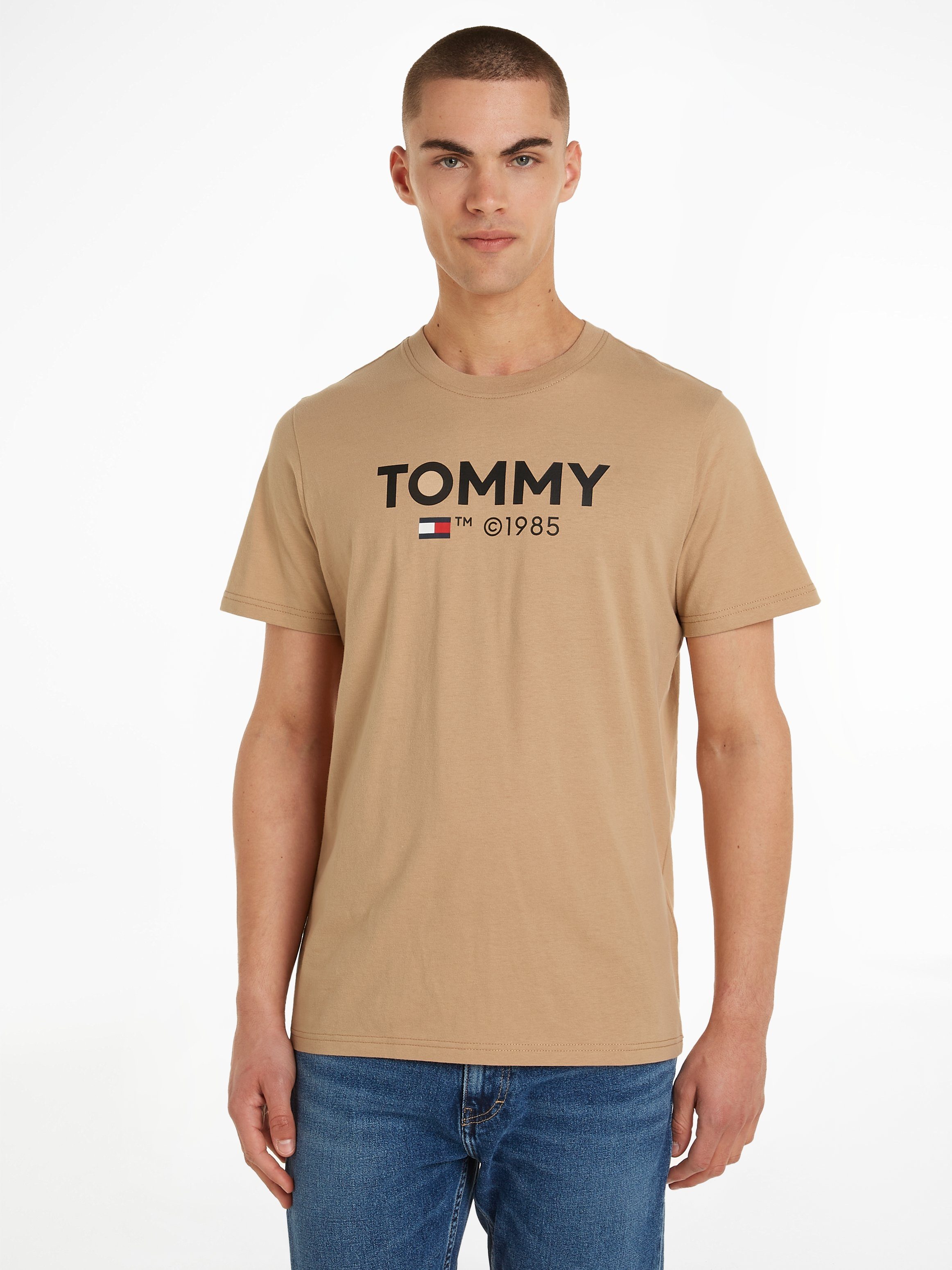 Tommy Jeans T-Shirt TJM SLIM ESSENTIAL TOMMY TEE mit großem Tommy Druck auf der Brust Tawny Sand